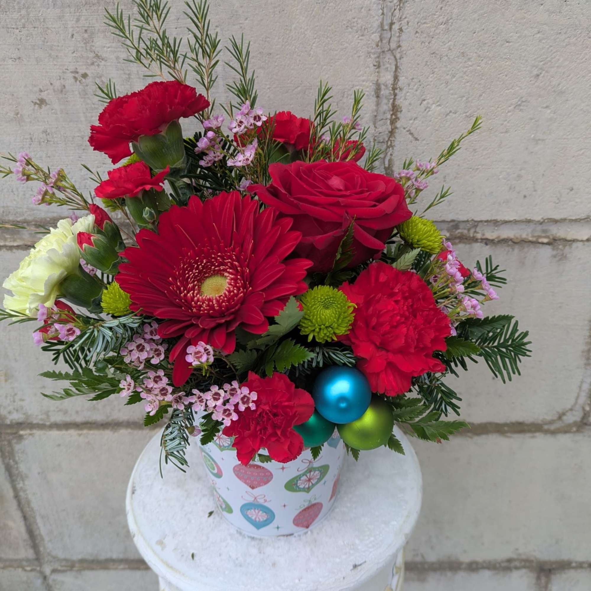 Add a playful pop of Christmas cheer with Jolly Jingle, a fun