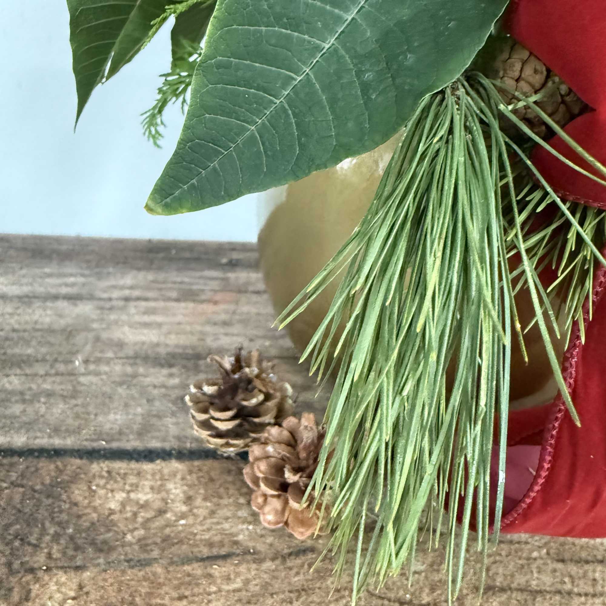 Always fresh with beautiful flowers. A classic holiday gift in a keepsake