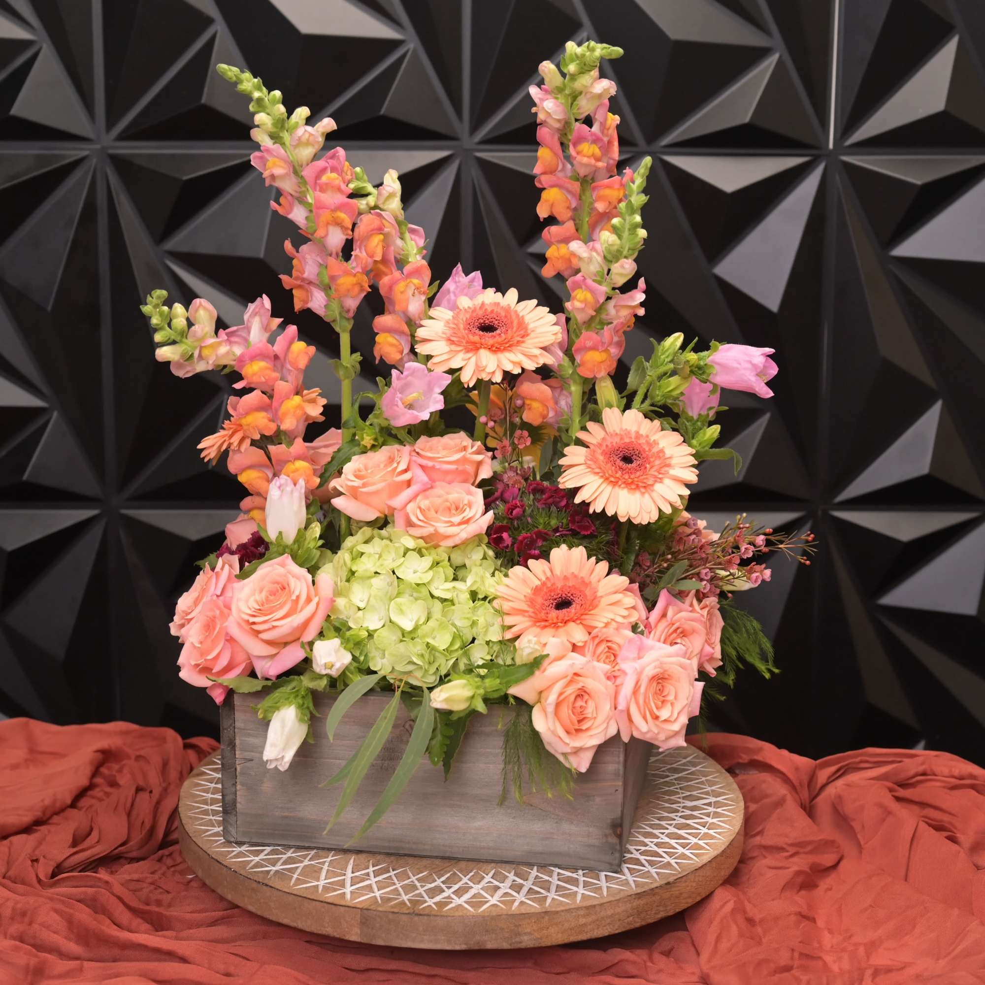 Eva
Soft, romantic, and beautifully expressive, Eva is a fresh burst of elegance