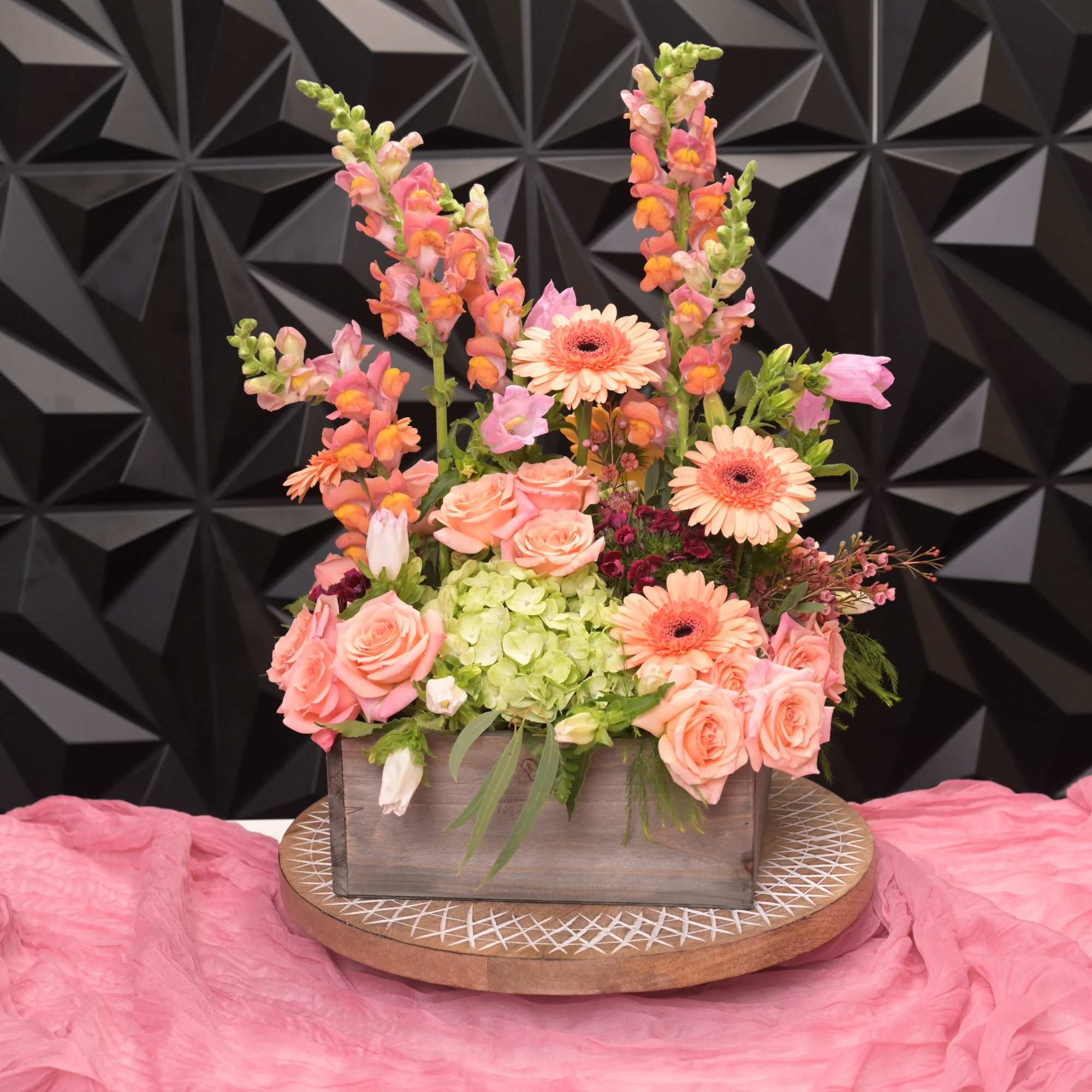 Eva
Soft, romantic, and beautifully expressive, Eva is a fresh burst of elegance