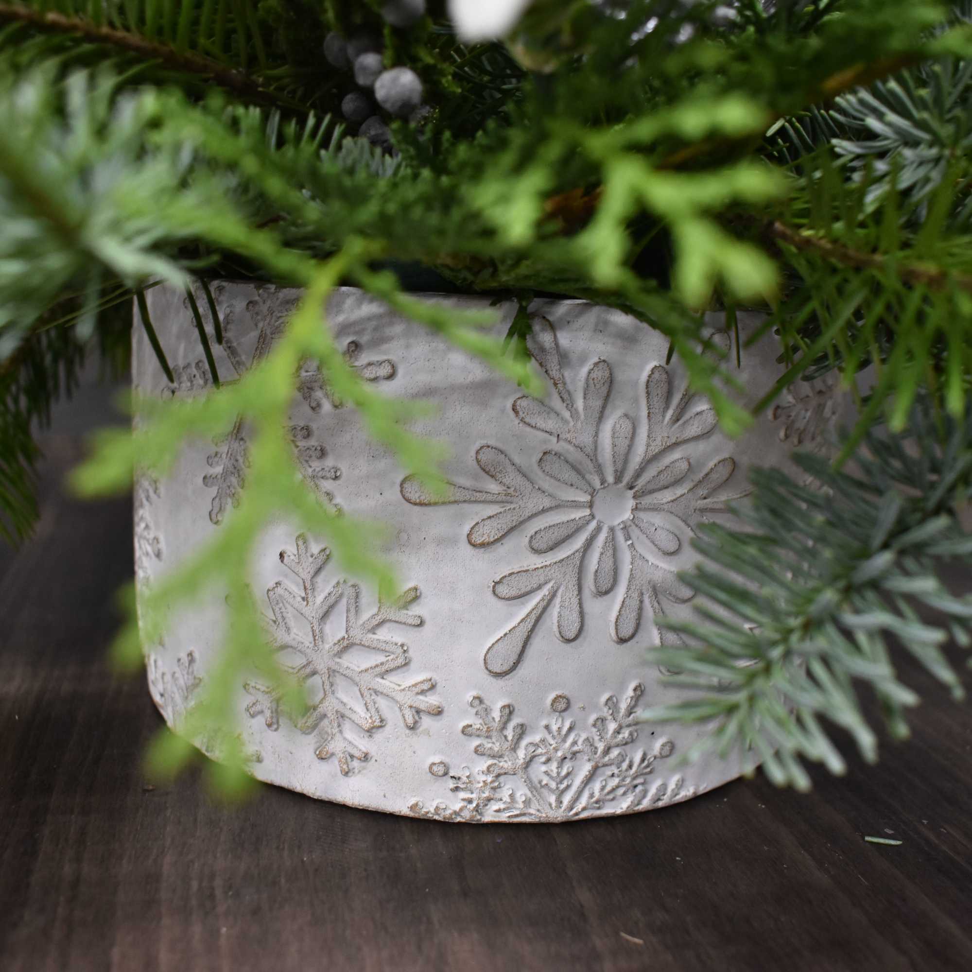 Just like a gentle snowfall, this arrangement is a beautiful sight to