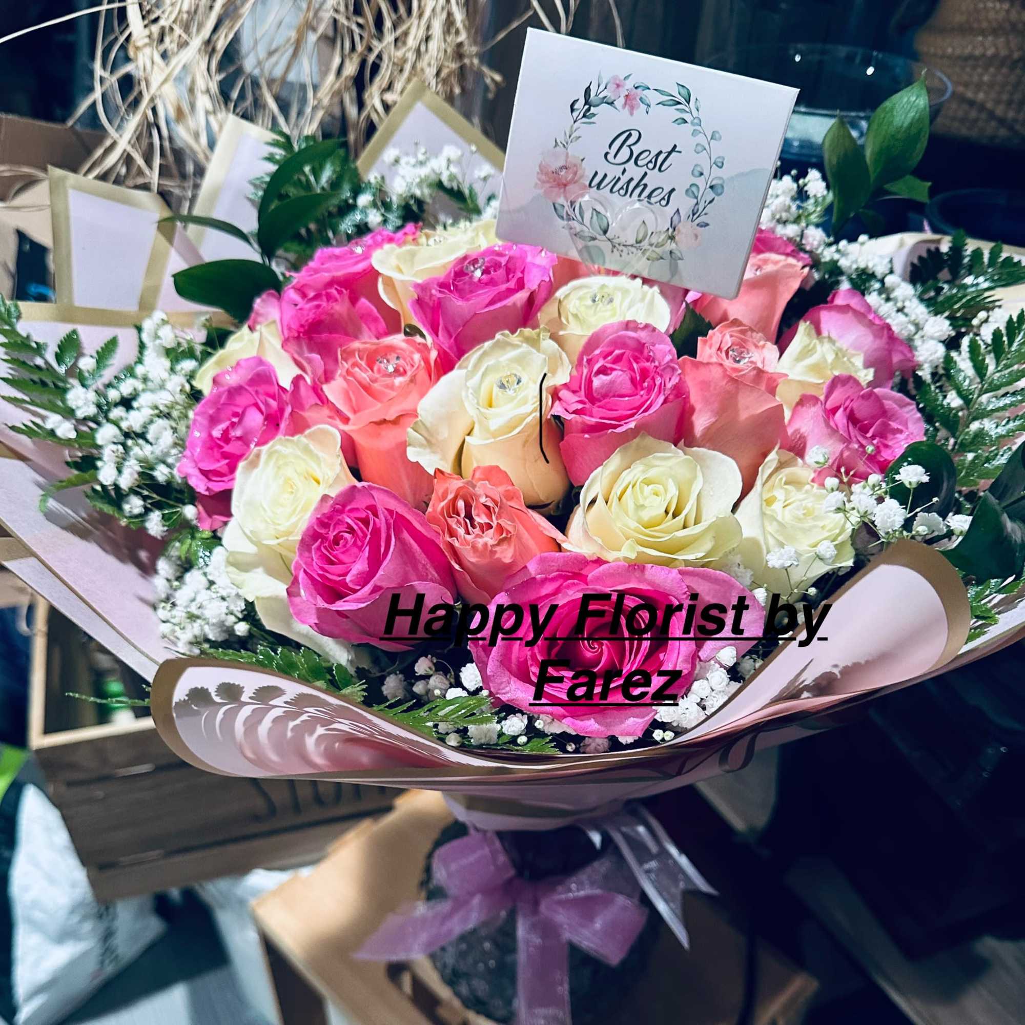 Contiene rosas en colores mixtos verdes gypsophilia especialmente para agrandar a cumplea&ntilde;era