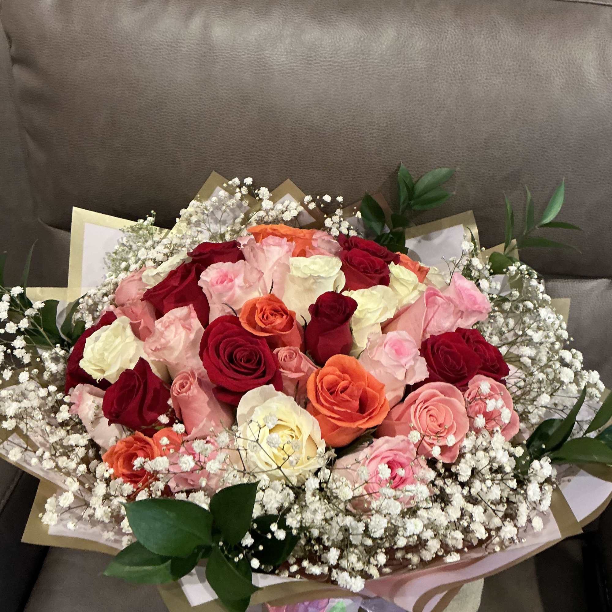 Contiene rosas en colores mixtos verdes gypsophilia especialmente para agrandar a cumplea&ntilde;era