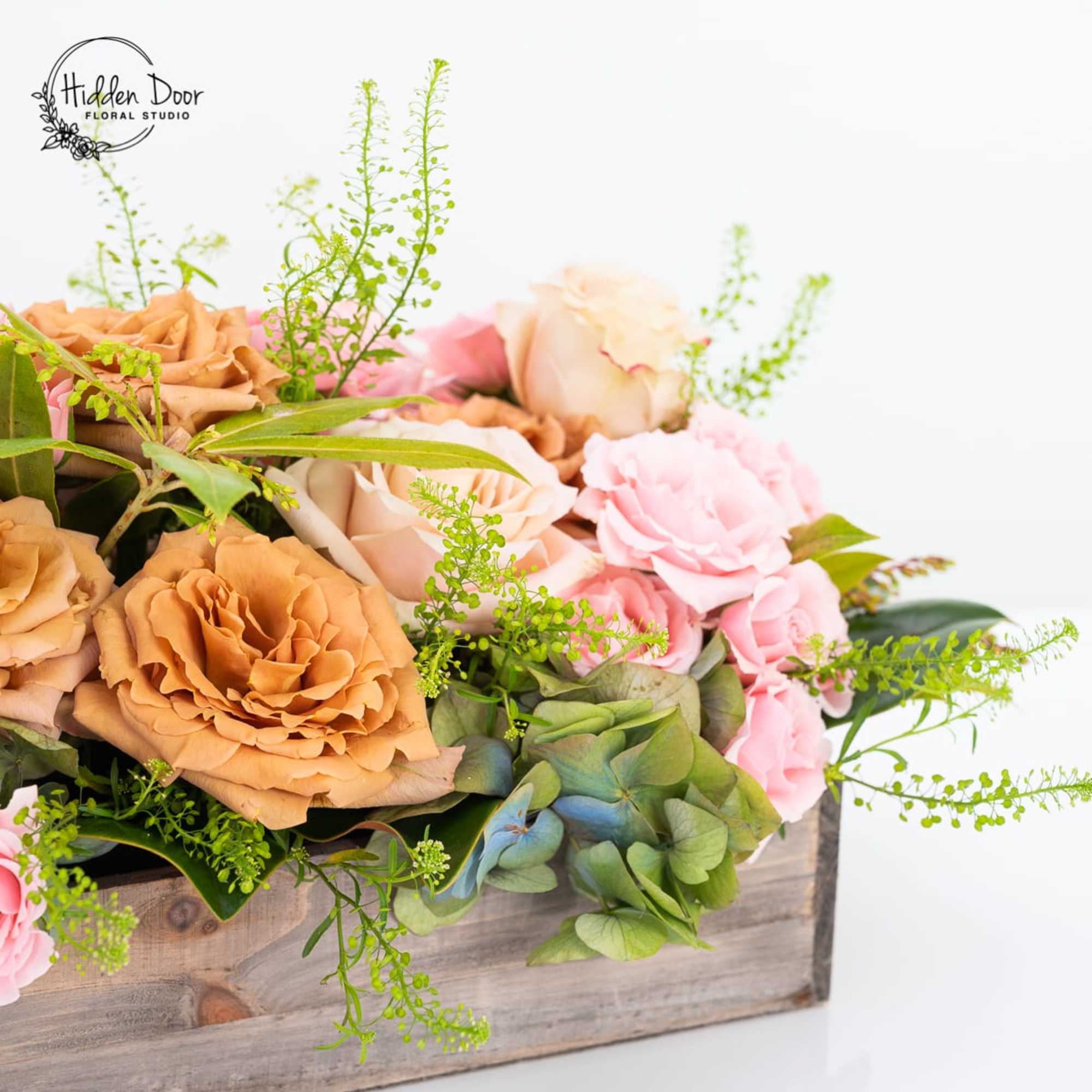 Rosewood Elegance
Warm, refined, and beautifully romantic, Rosewood Elegance pairs soft blush tones