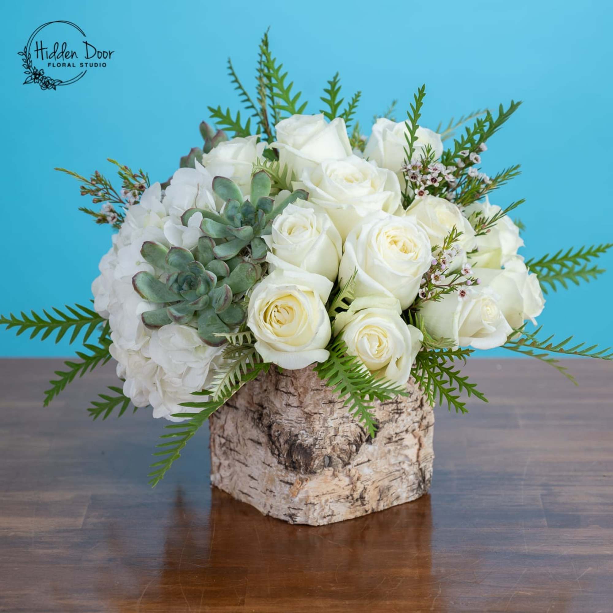 Polaris
Elegant, serene, and beautifully natural, Polaris brings together soft white blooms and