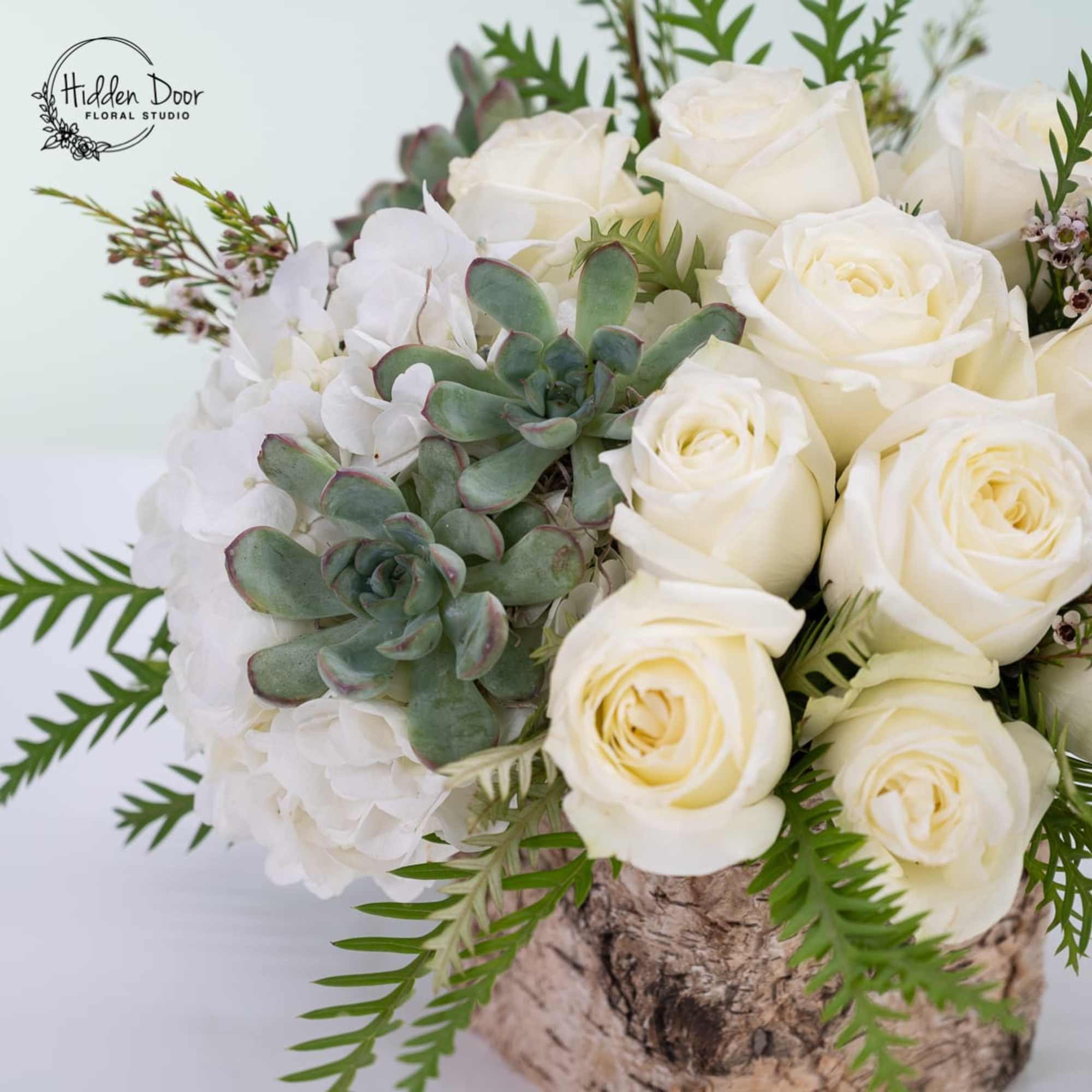 Polaris
Elegant, serene, and beautifully natural, Polaris brings together soft white blooms and