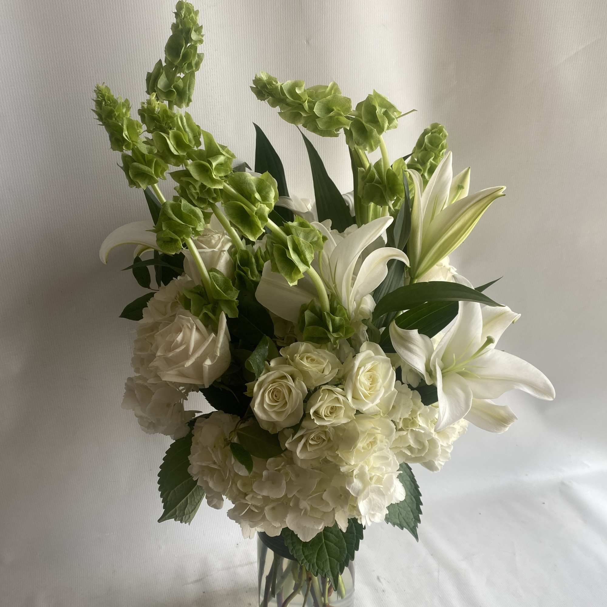 Looking for an elegant and sophisticated floral arrangement to impress your loved