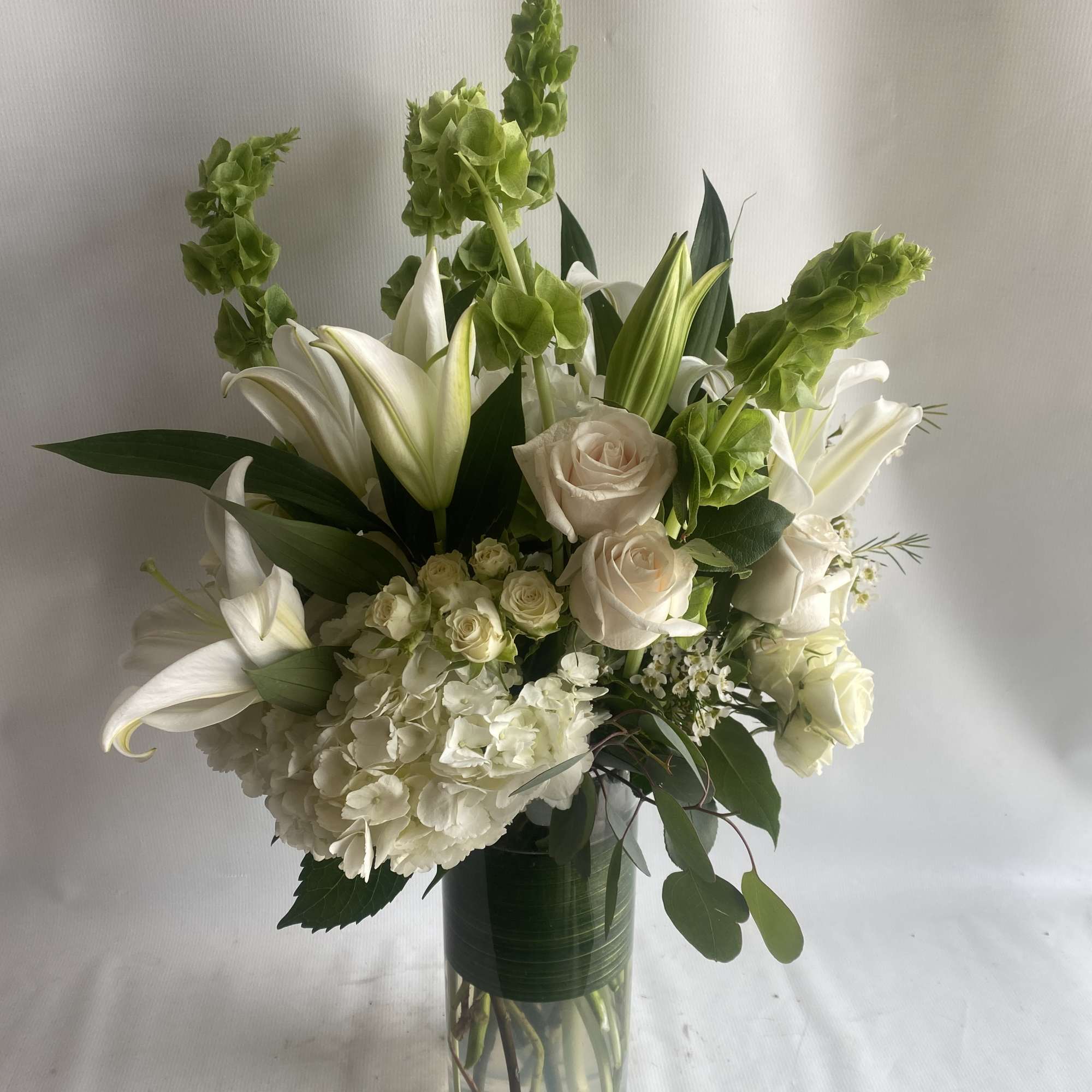 Looking for an elegant and sophisticated floral arrangement to impress your loved