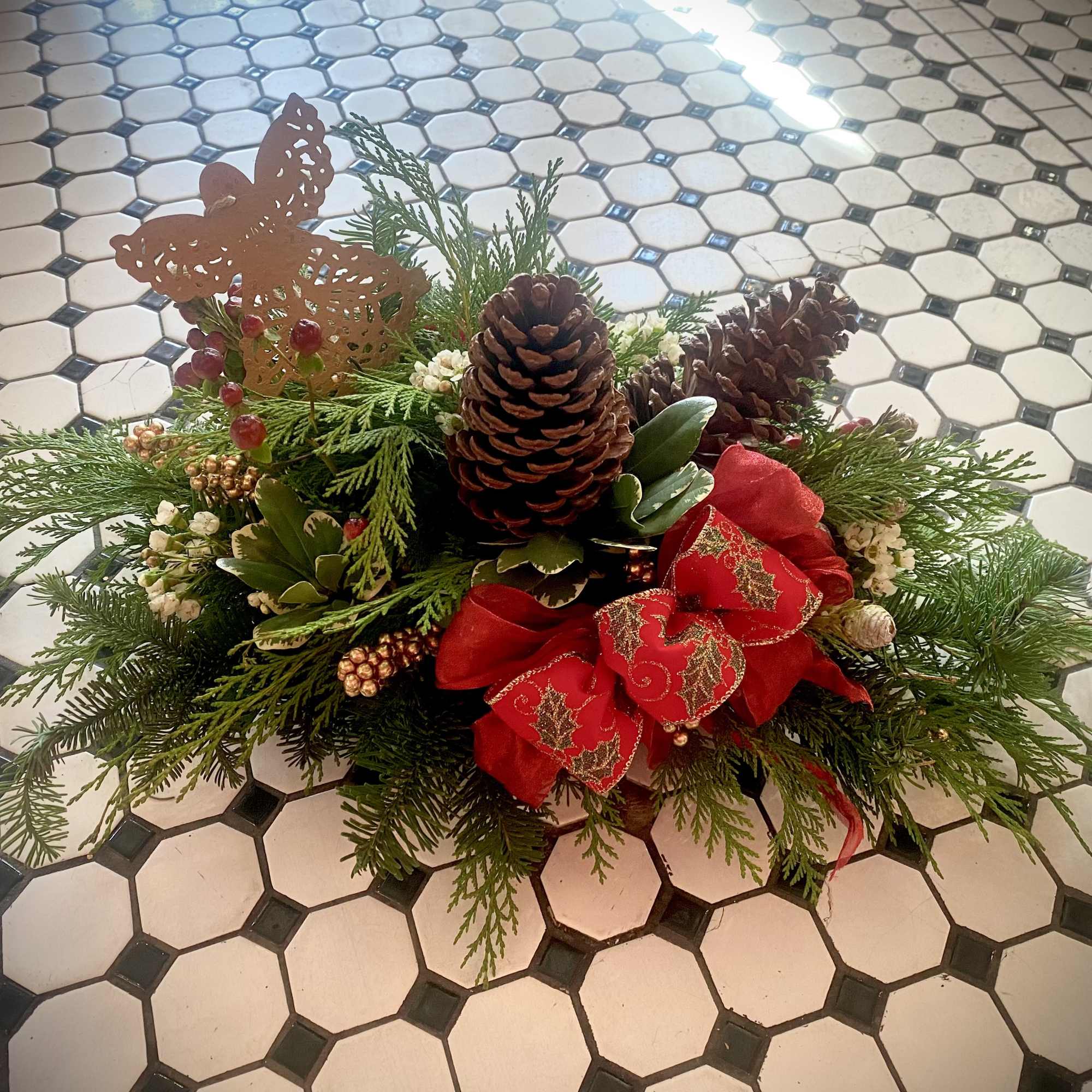 Christmas Antiquity brings together the nostalgic, traditional colors and scents of Christmas