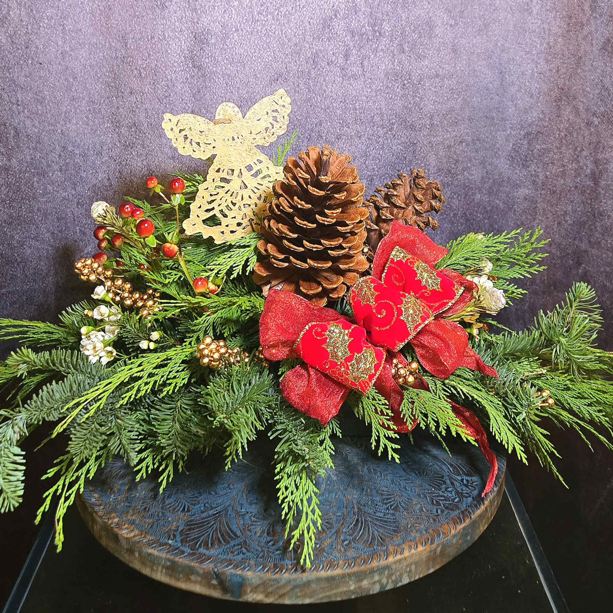 Christmas Antiquity brings together the nostalgic, traditional colors and scents of Christmas