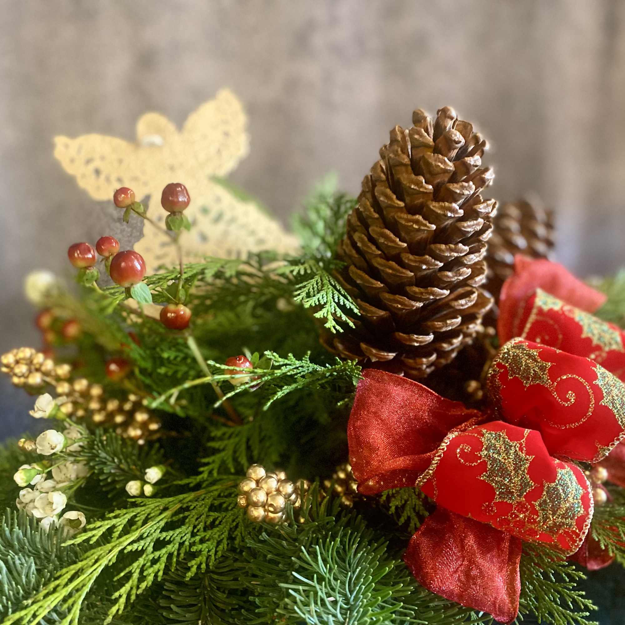 Christmas Antiquity brings together the nostalgic, traditional colors and scents of Christmas