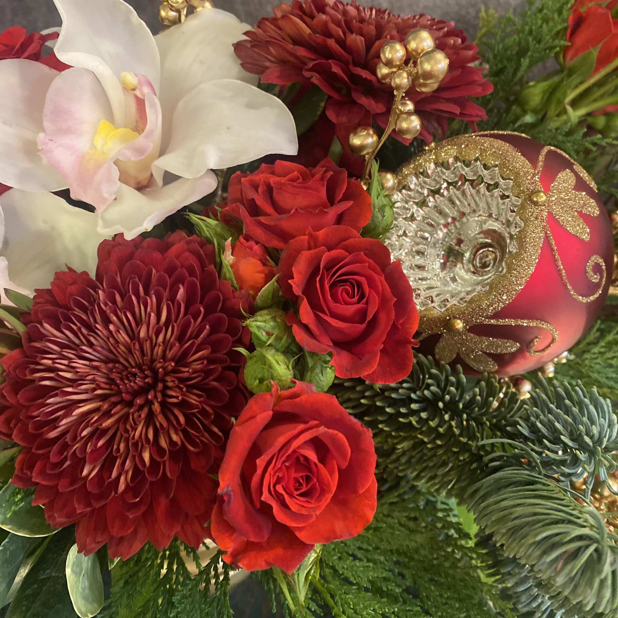 This regal centerpiece promises to bring just the right amount of opulence