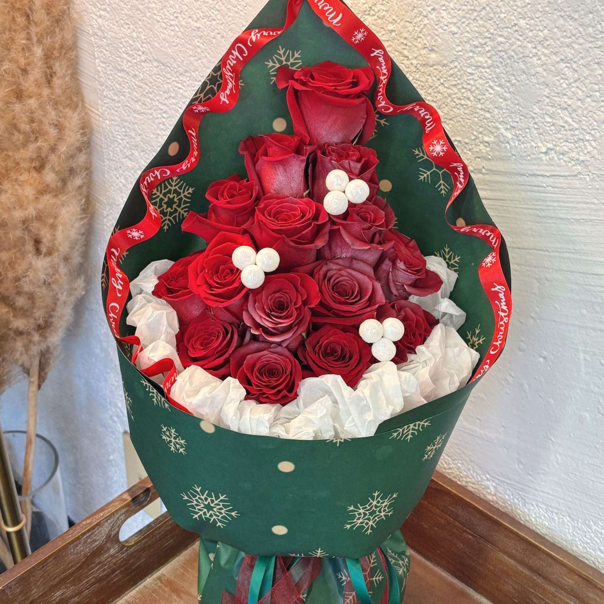2025 Christmas Bouquet, can be substitute with other color roses.
15 stems roses