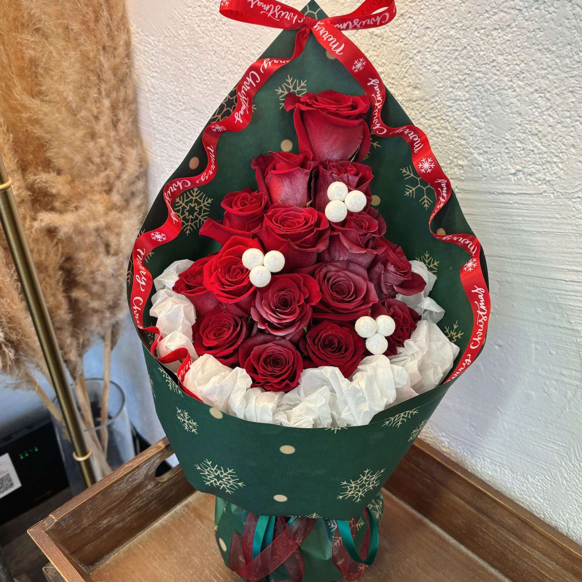 2025 Christmas Bouquet, can be substitute with other color roses.
15 stems roses