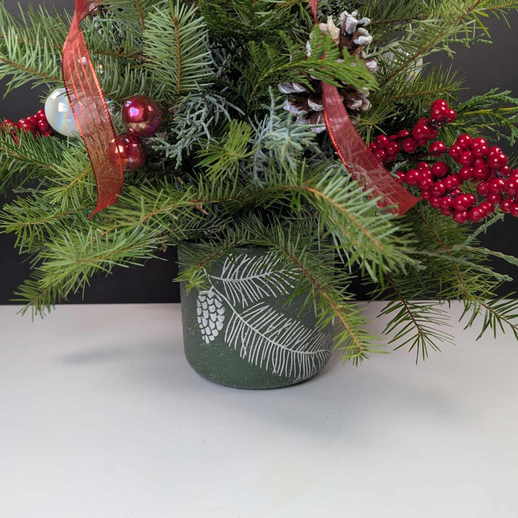 Add a touch of classic Christmas cheer to your holiday d&eacute;cor with