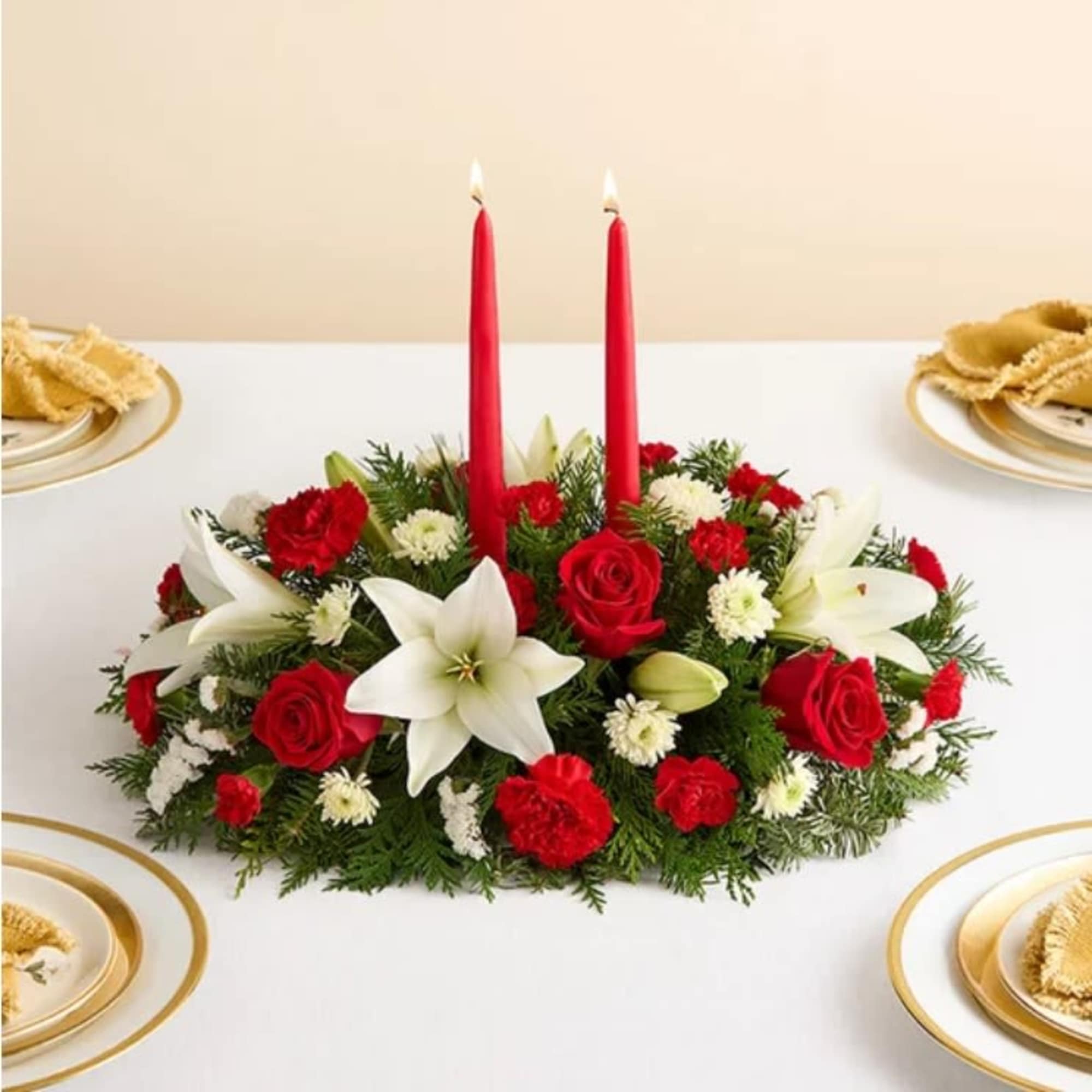 Our classic table arrangement is an idyllic centerpiece for your Christmas celebration.