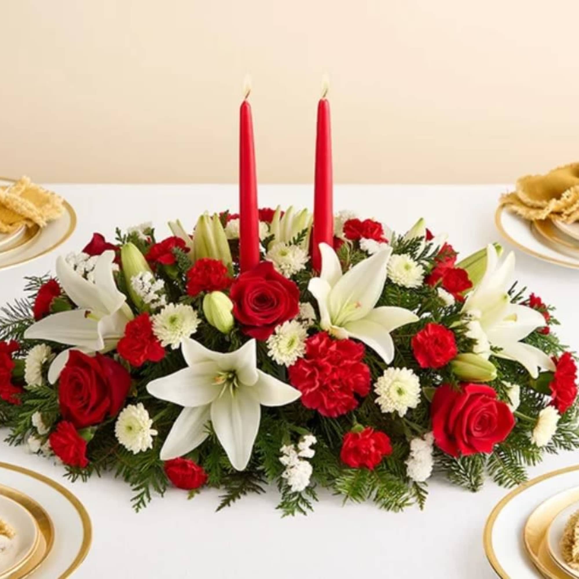 Our classic table arrangement is an idyllic centerpiece for your Christmas celebration.