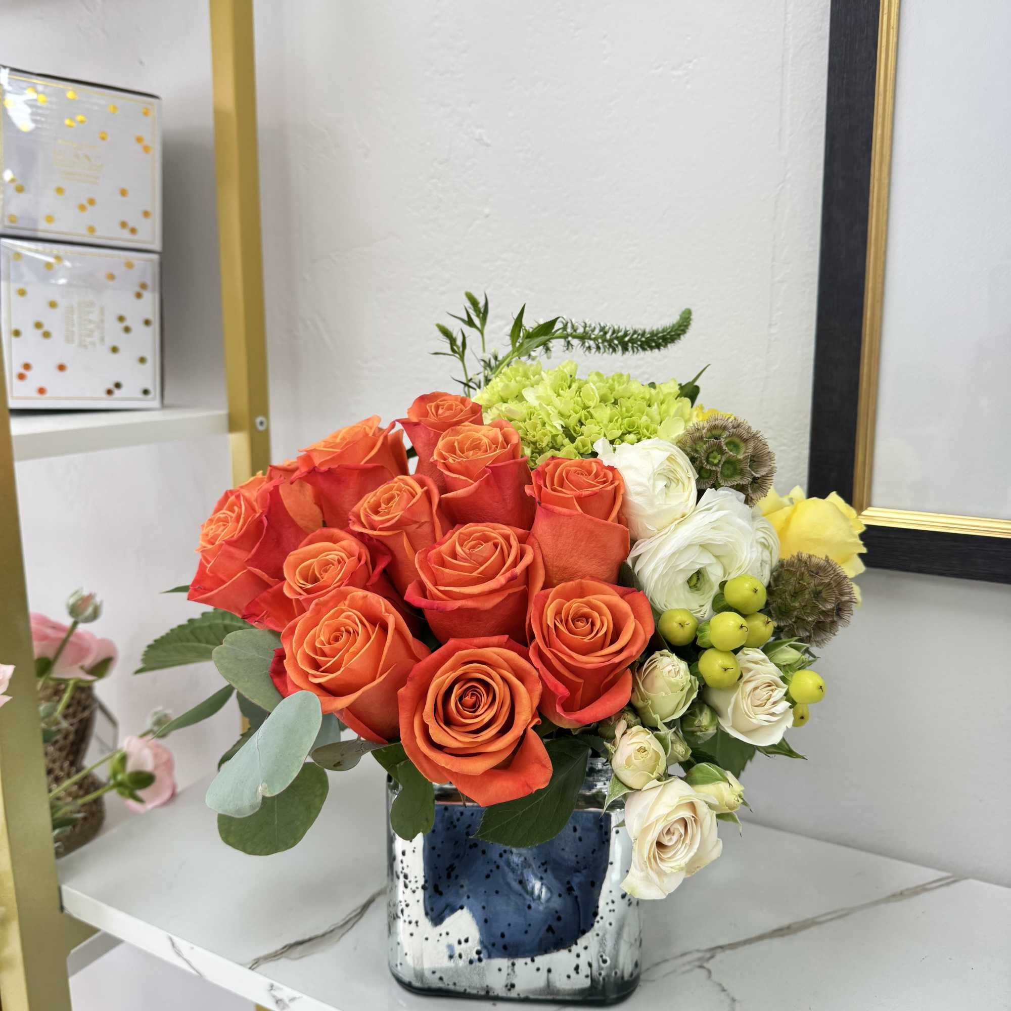 Un estallido de color y alegr&iacute;a con rosas naranja encendido, minirosas marfil