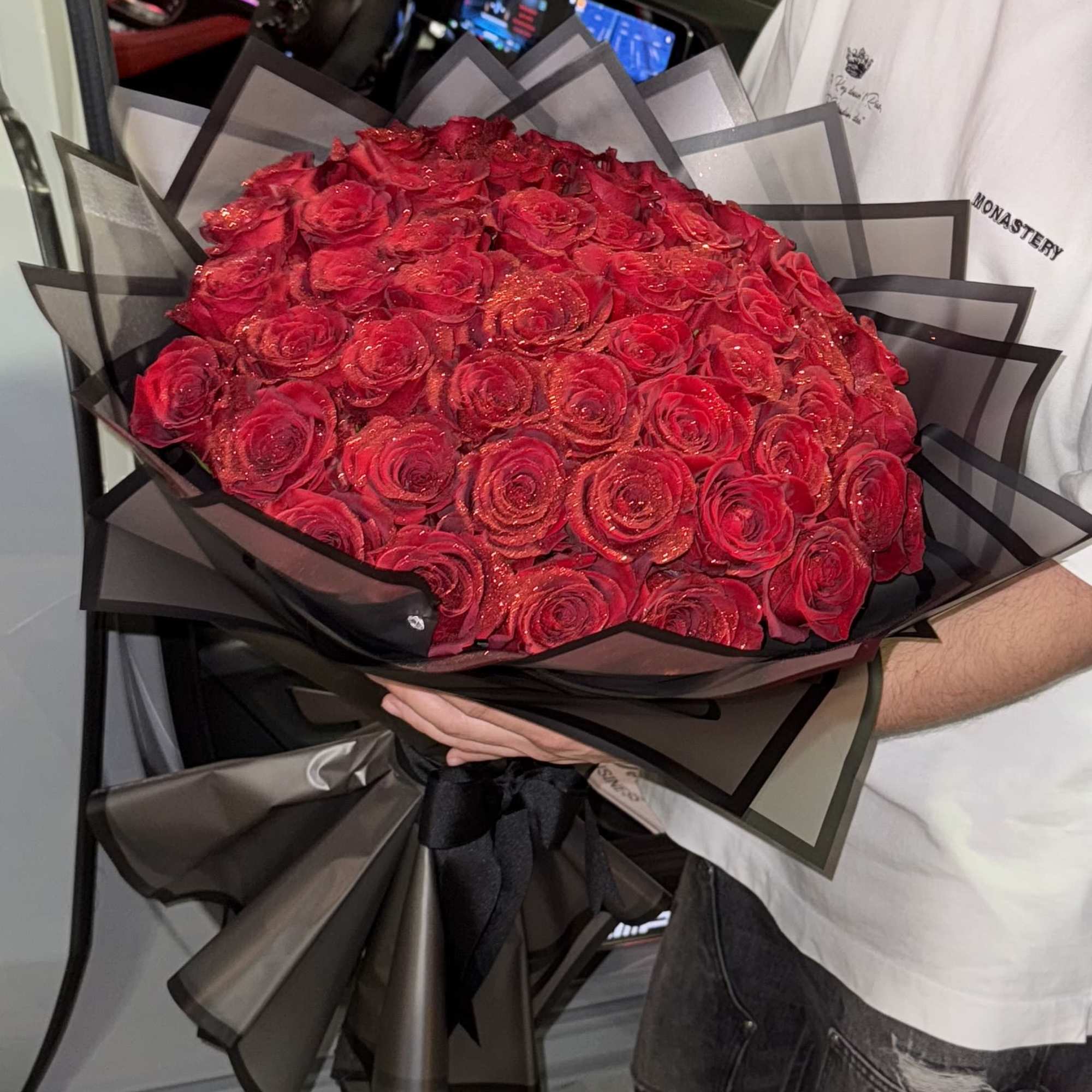 Standard - 25 roses
Deluxe - 48-50 roses
Premium - 100 roses
A bouquet of