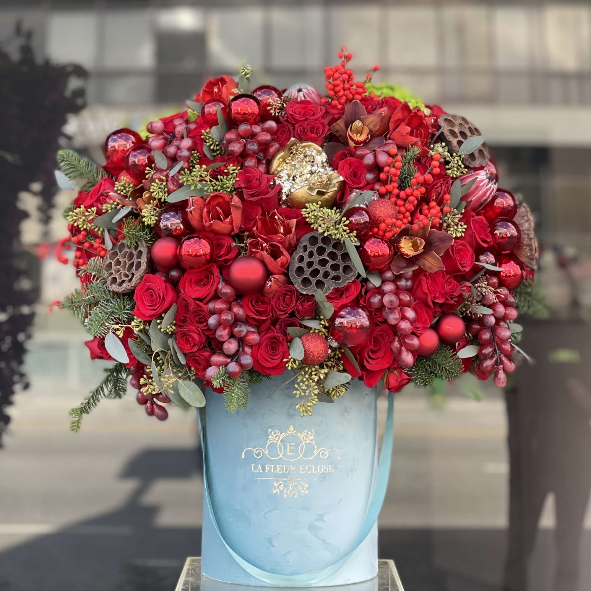 Enjoy this arrangement on a Desember with this lovely floral design 
