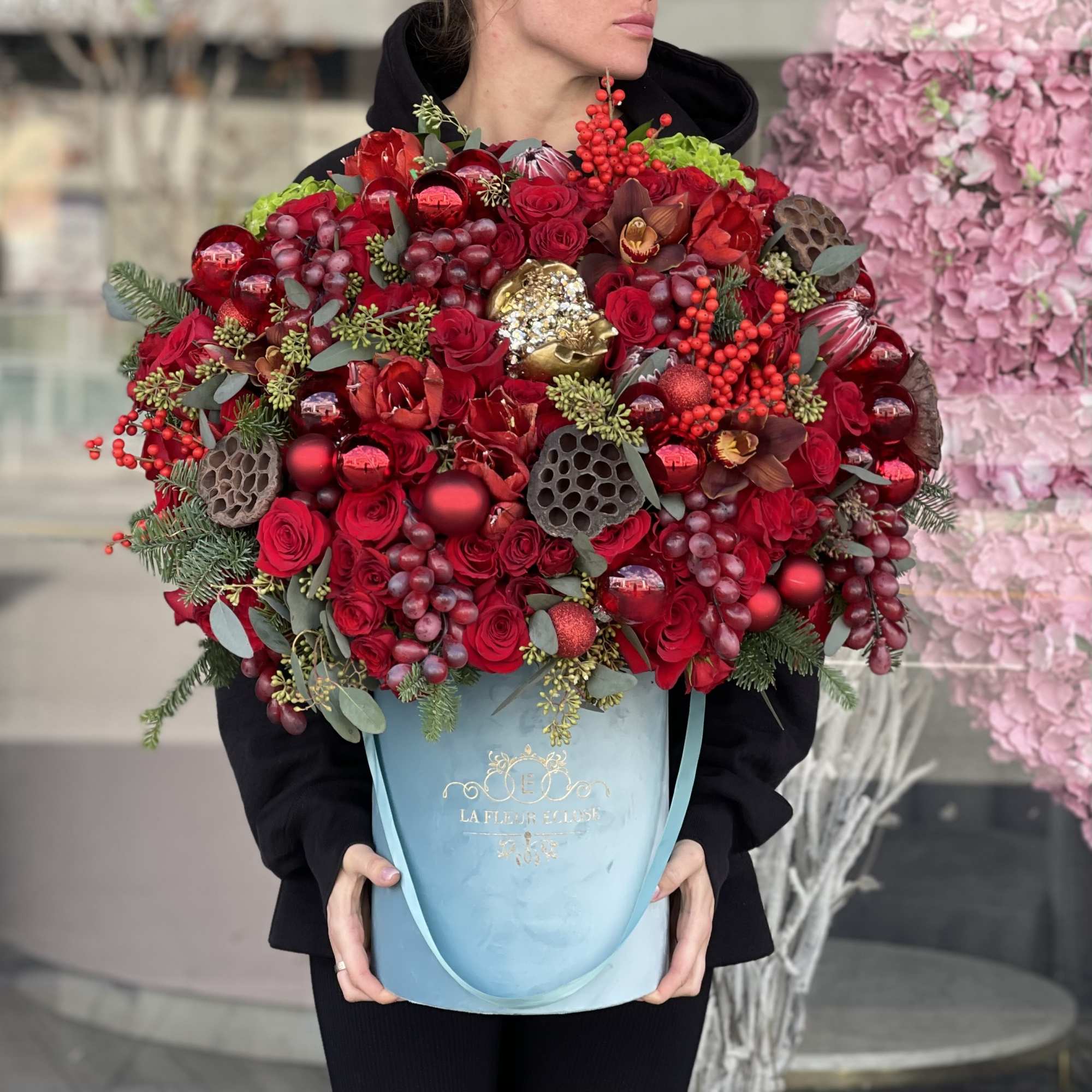 Enjoy this arrangement on a Desember with this lovely floral design 