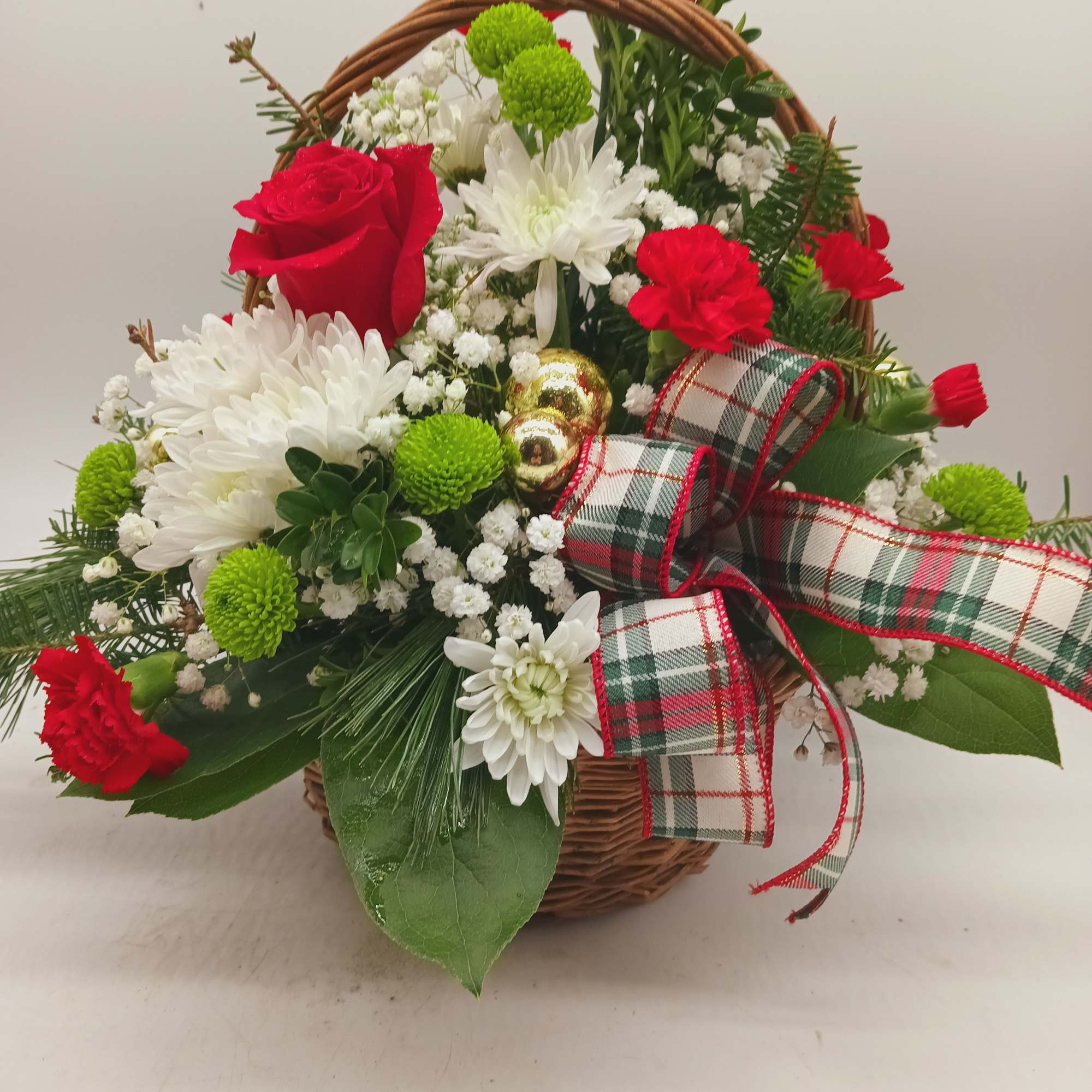 A basket full of Cheer!
Full of seasonal favorites, the basket is adorned