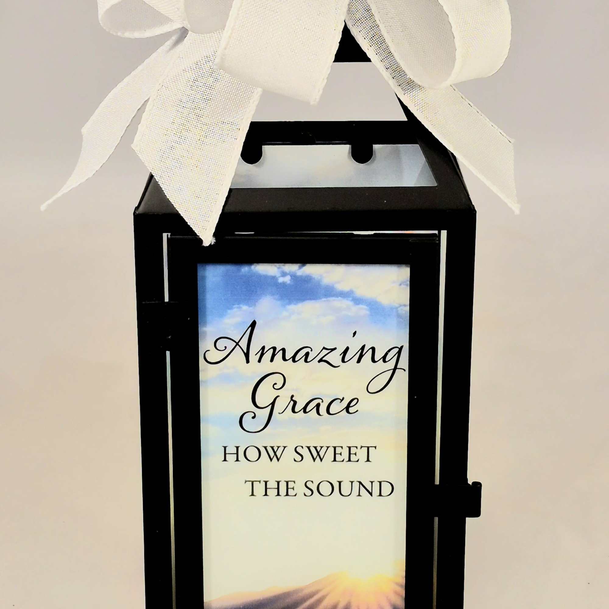 The panoramic lanterns consist of a built in flameless LED candle encased