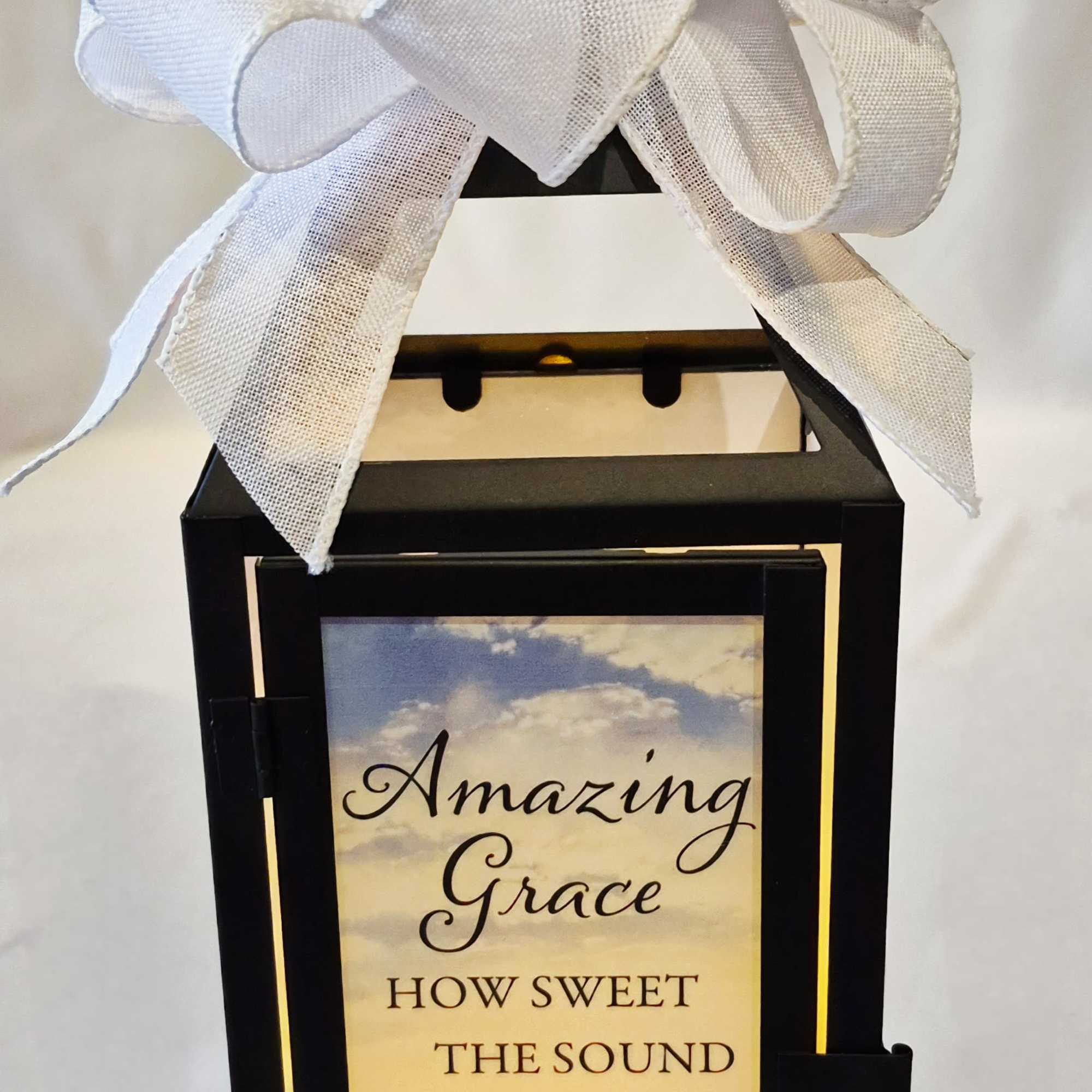 The panoramic lanterns consist of a built in flameless LED candle encased