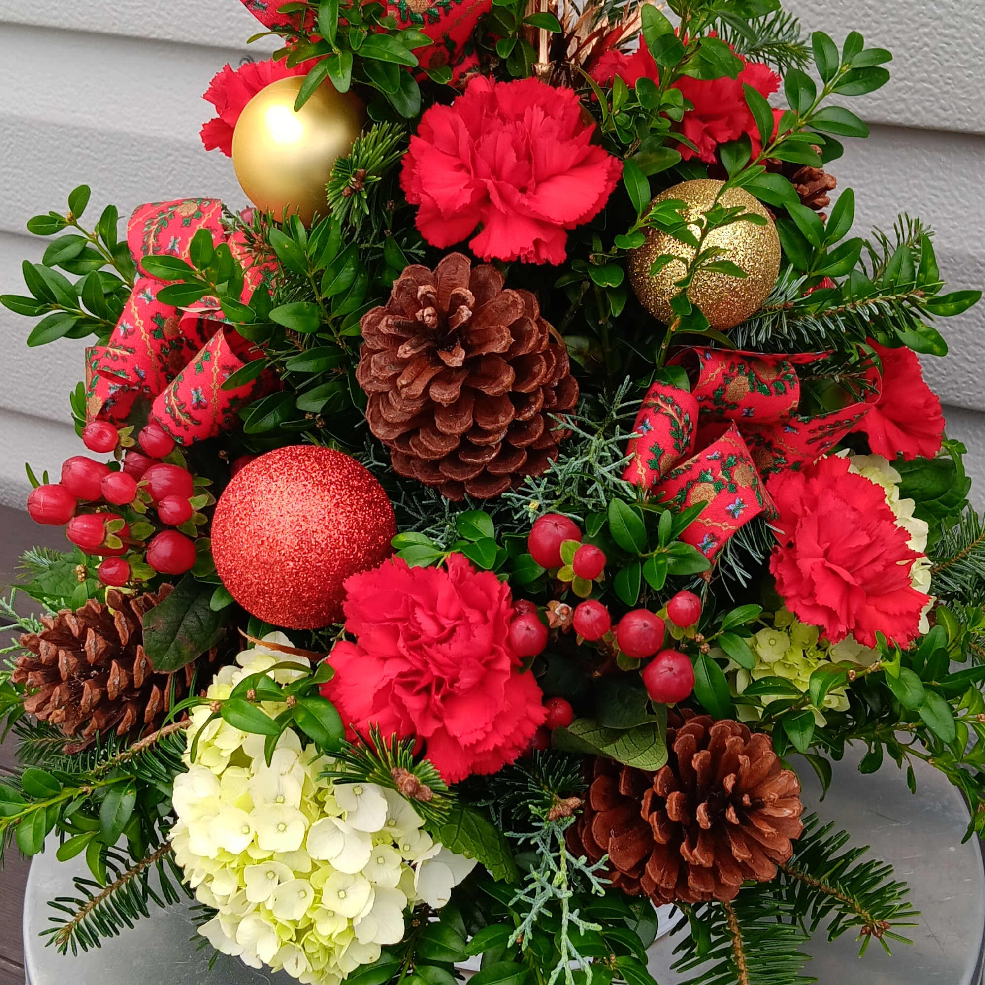 Hand crafted table top Christmas tree. Standard tree with red carnations.
Deluxe tree
