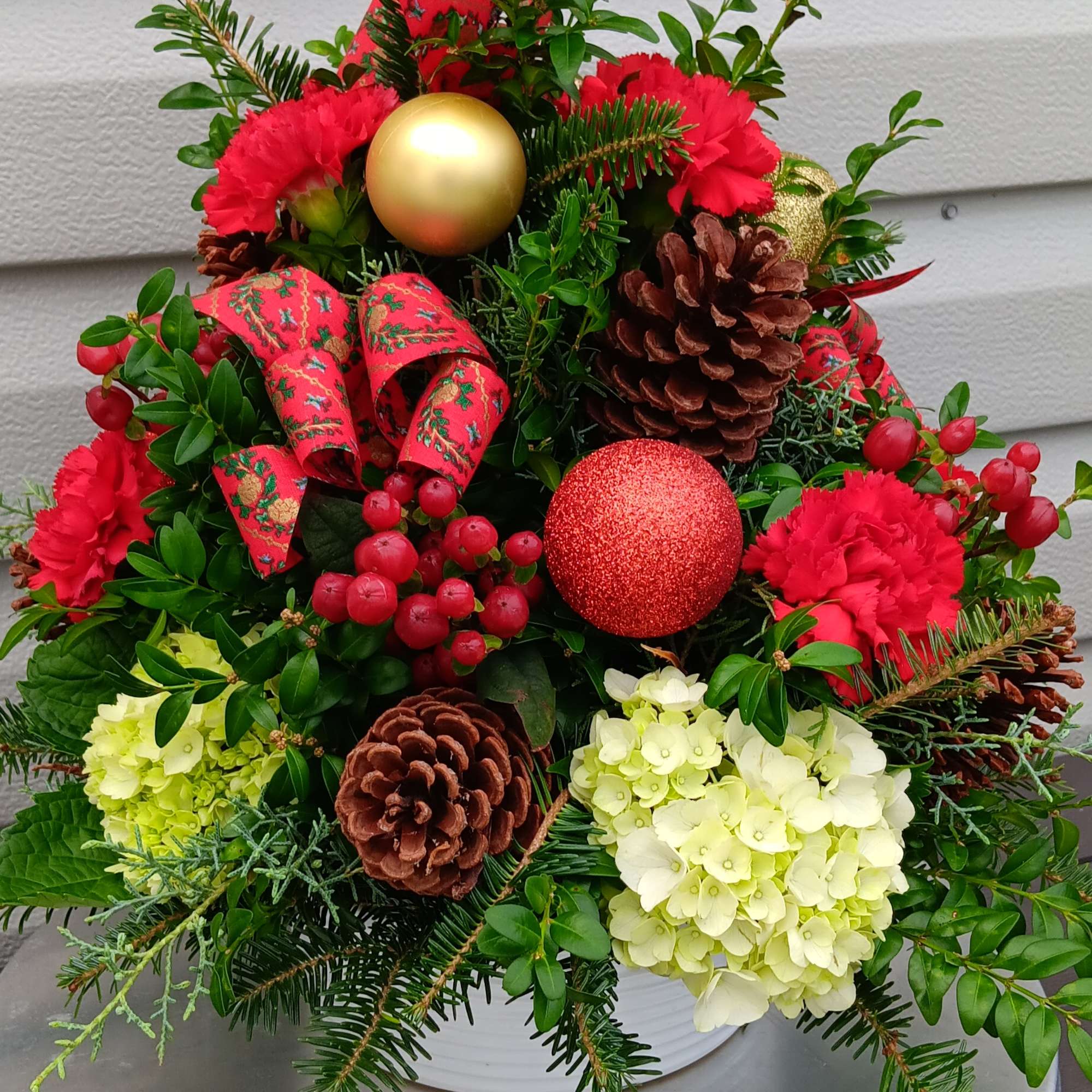 Hand crafted table top Christmas tree. Standard tree with red carnations.
Deluxe tree