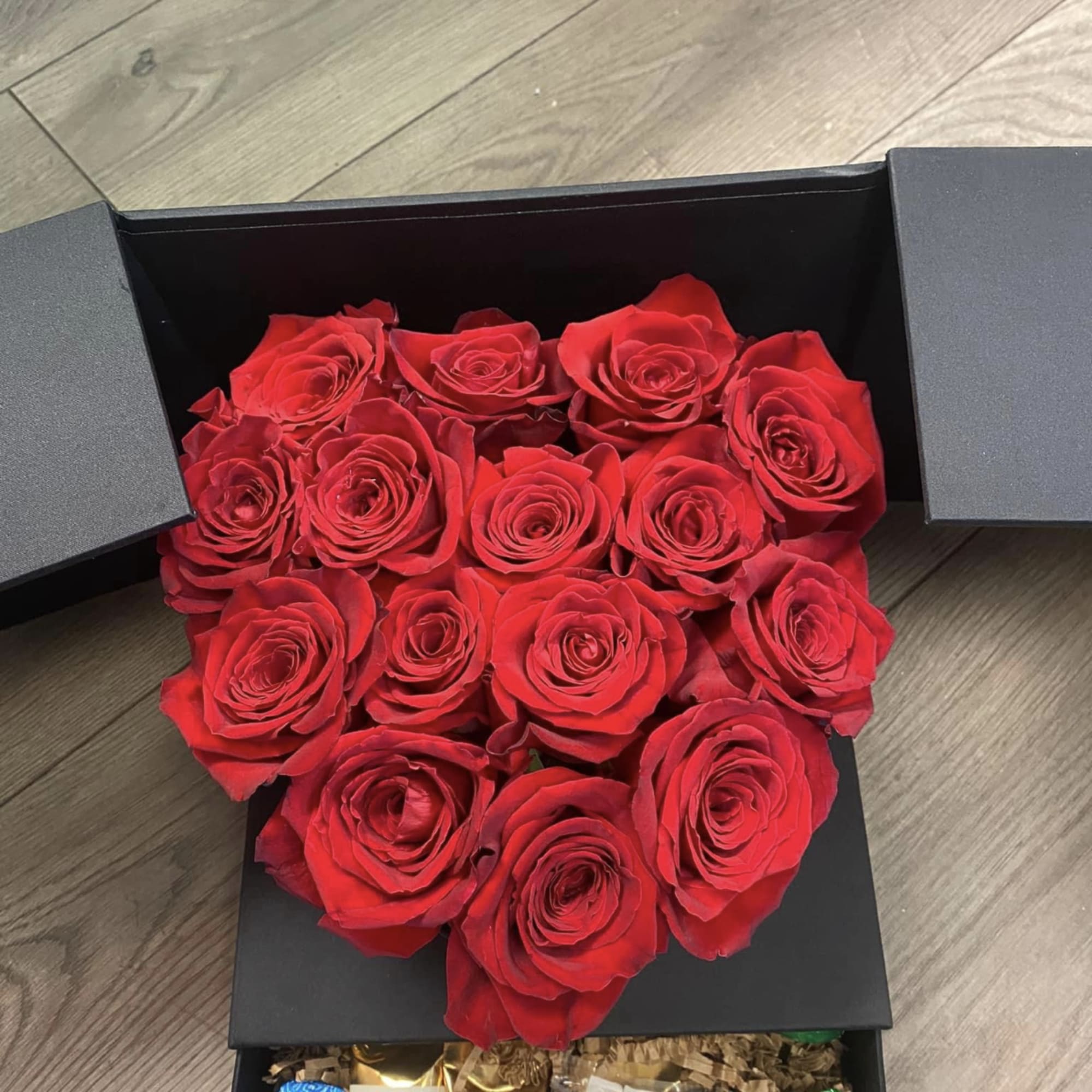 A beautiful presentation like no other!
Black satin box presented to open as