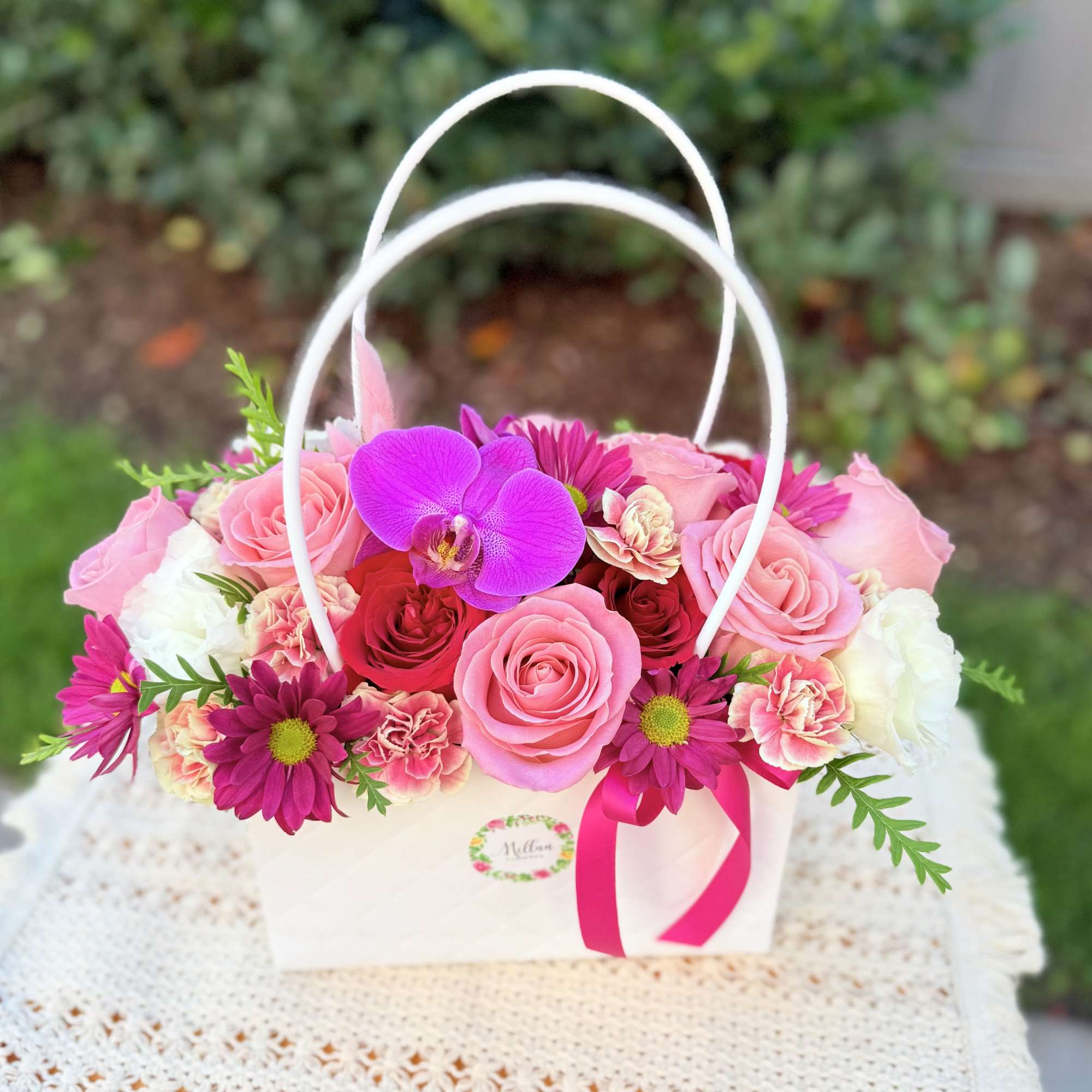 This beautiful purse is full of happiness, every flower transmits joy, beauty