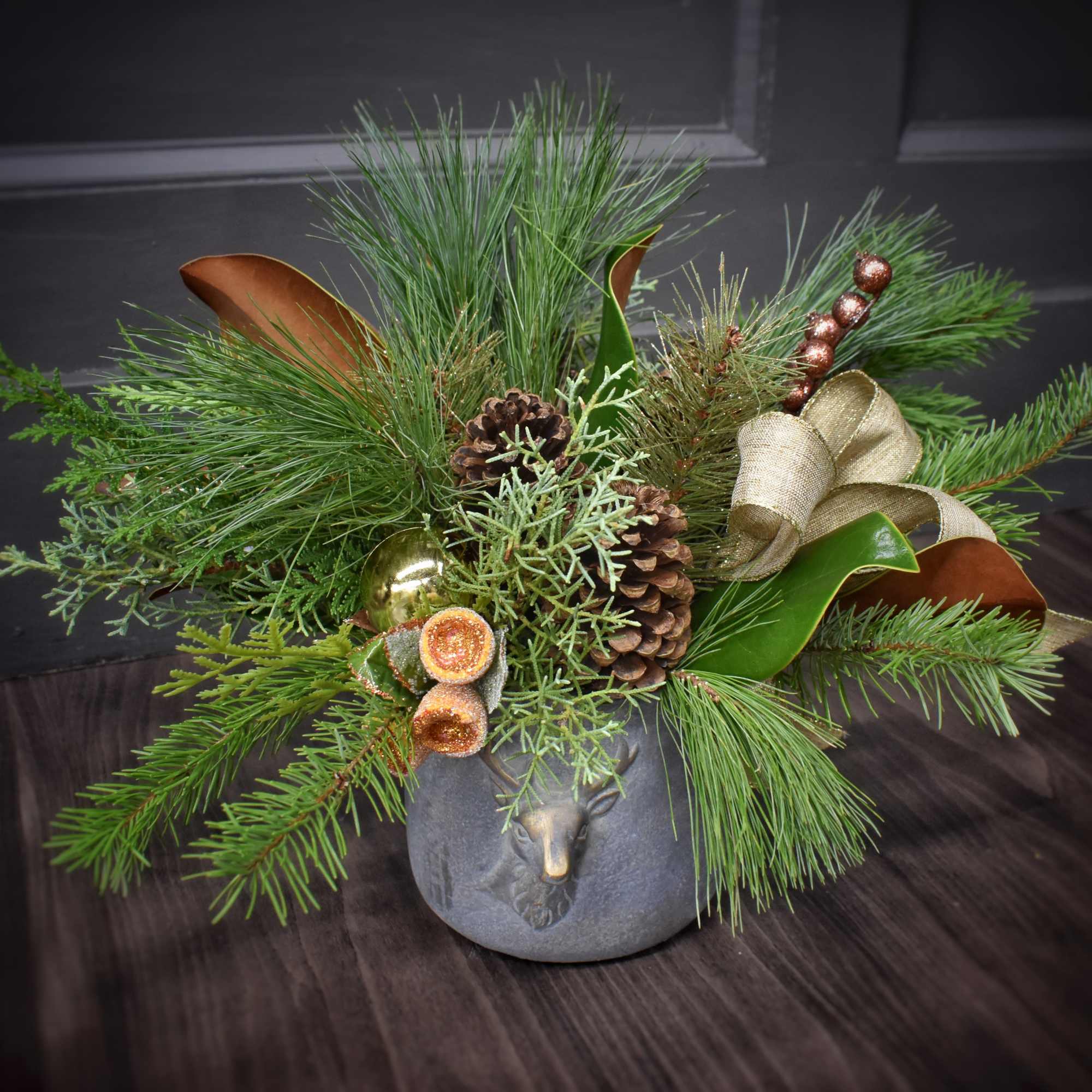 Just as a deer stands out boldly from the snow, this arrangement