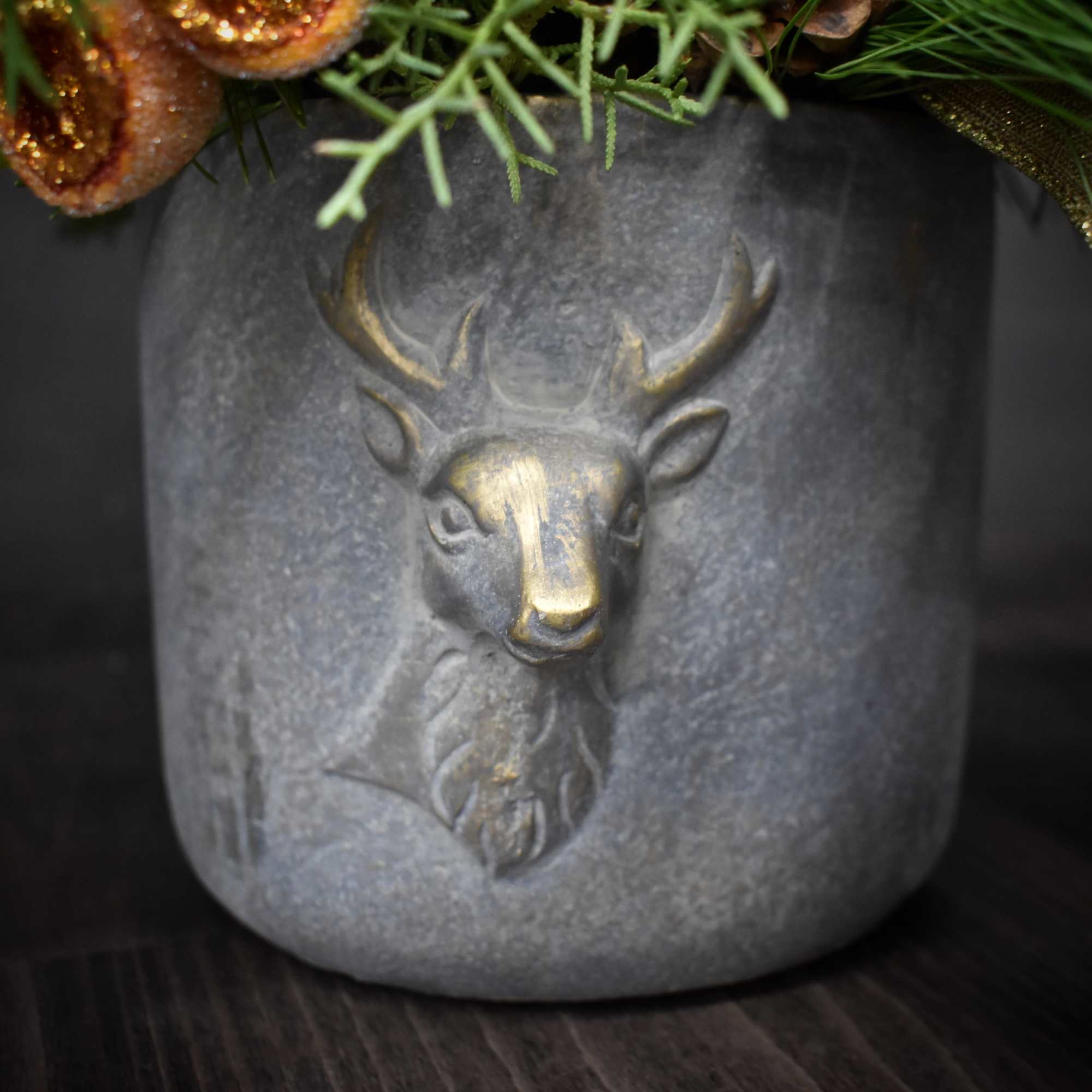 Just as a deer stands out boldly from the snow, this arrangement