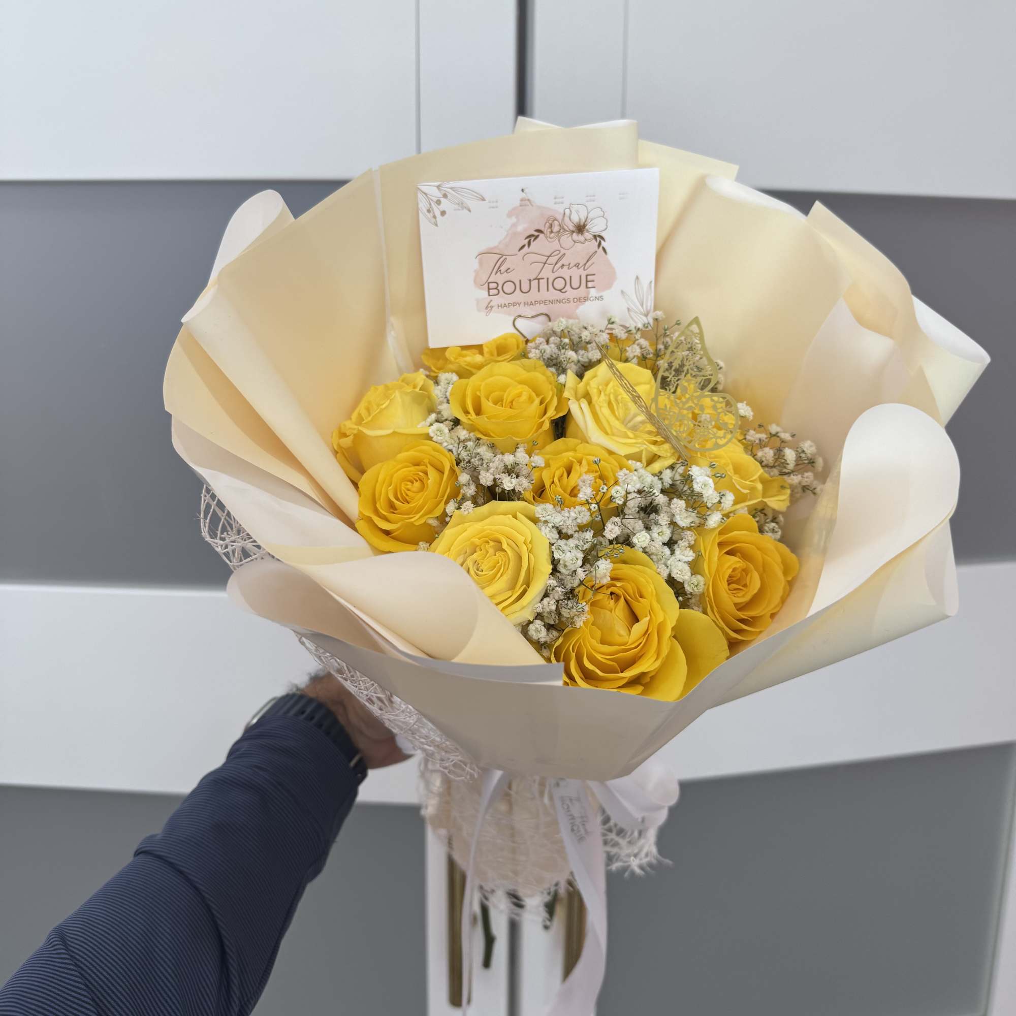 Elegant composition of Roses and baby breath bouquet. 

Beautifully wrapped with our