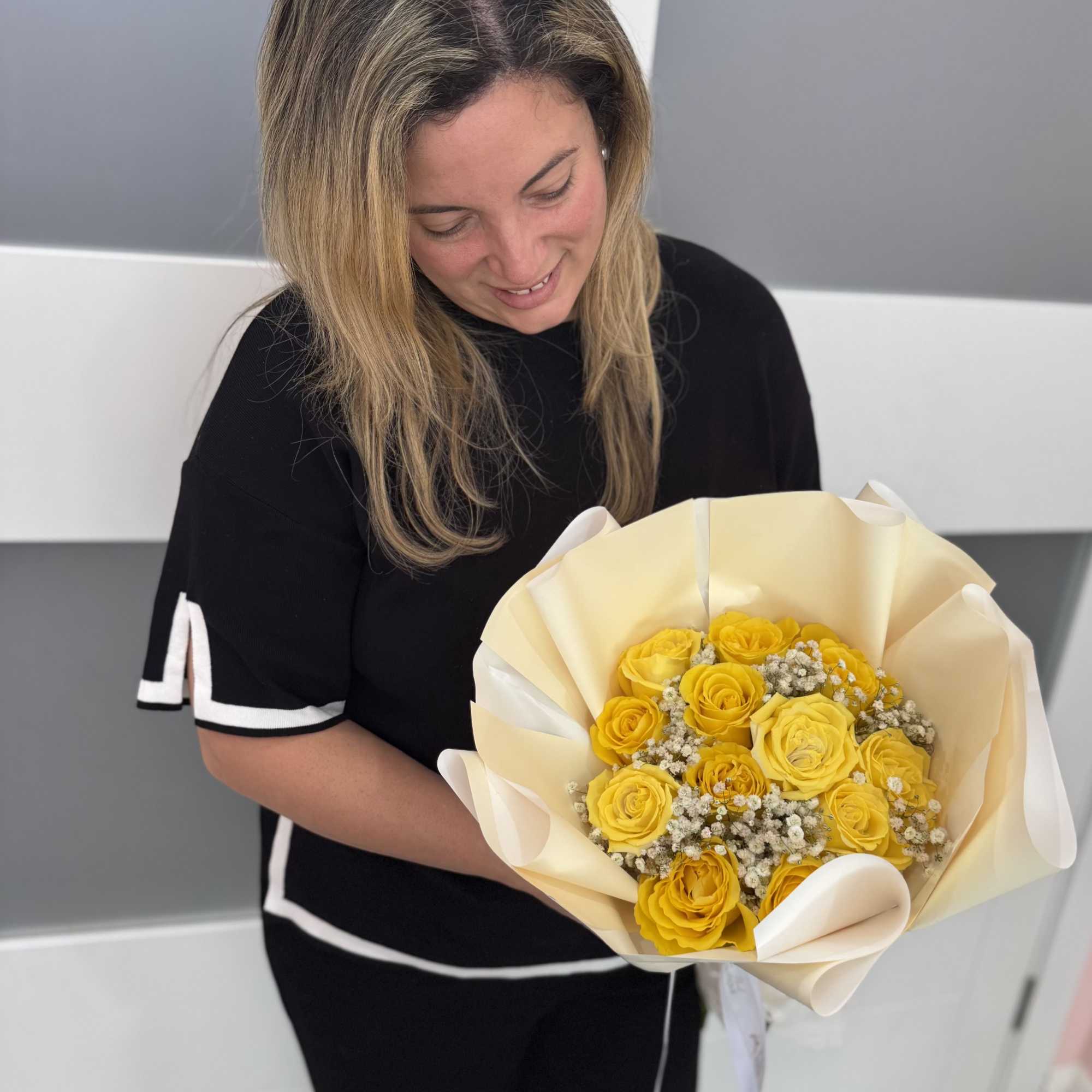 Elegant composition of Roses and baby breath bouquet. 

Beautifully wrapped with our