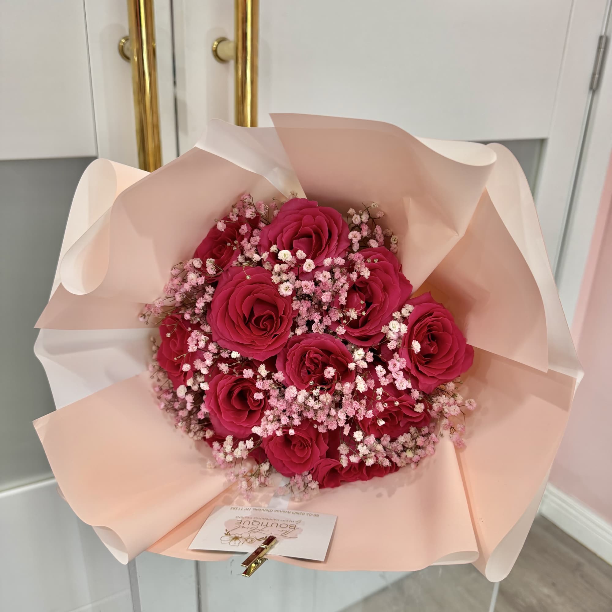 Elegant composition of Roses and baby breath bouquet. 

Beautifully wrapped with our