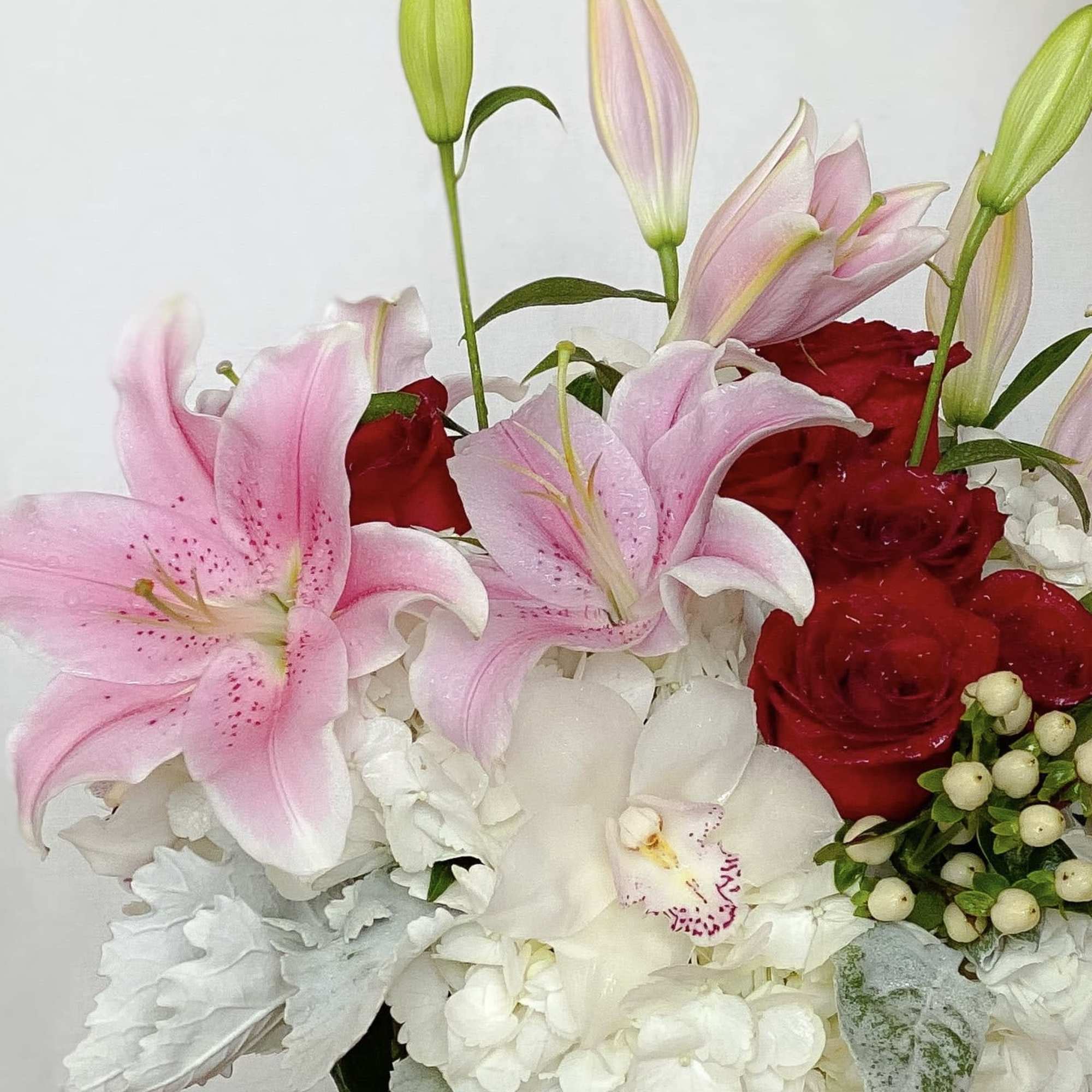 Our bestseller anniversary bouquet! Impress your loved one and express how you