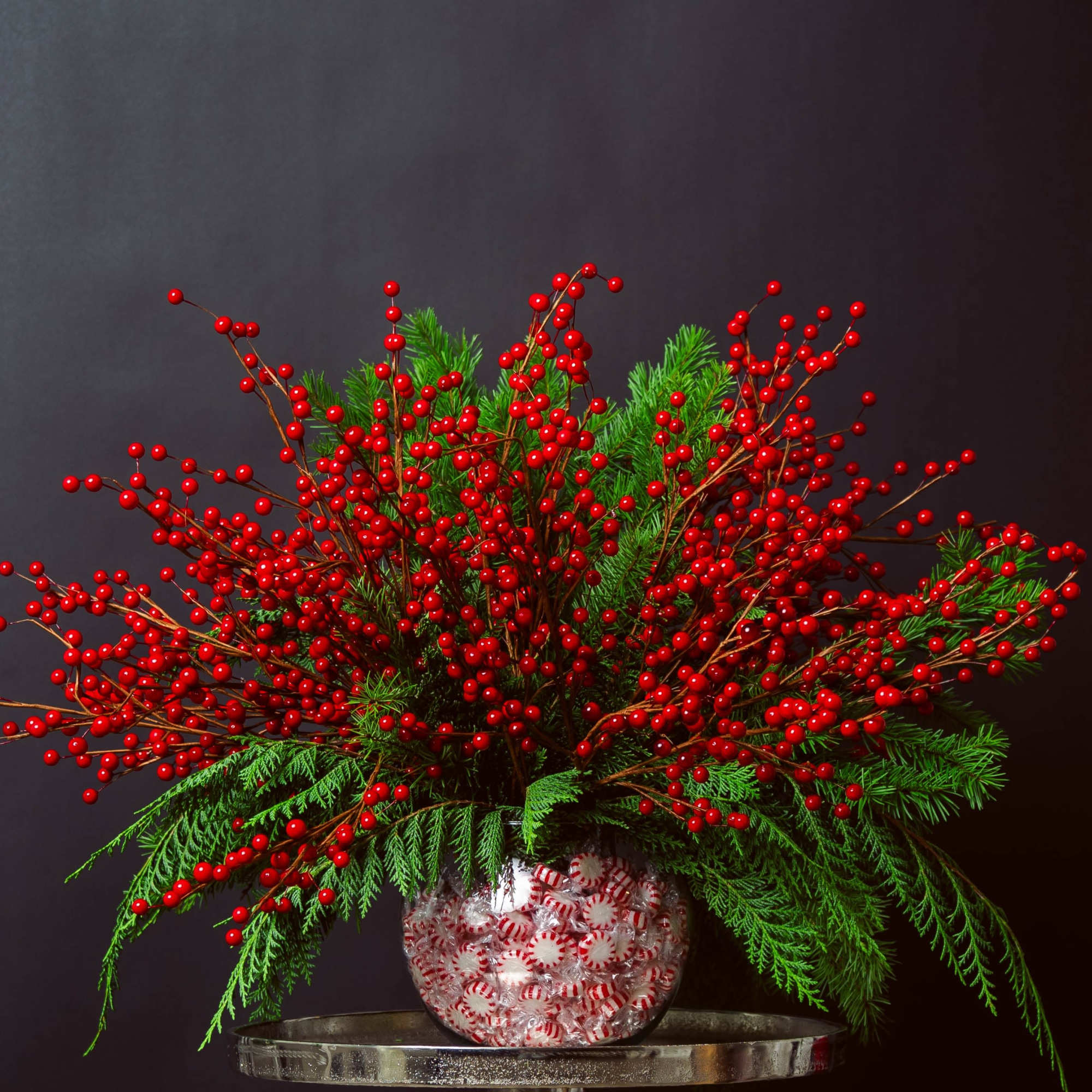 A festive burst of holiday color. NO. 9 PEPPERMINT layers vibrant red