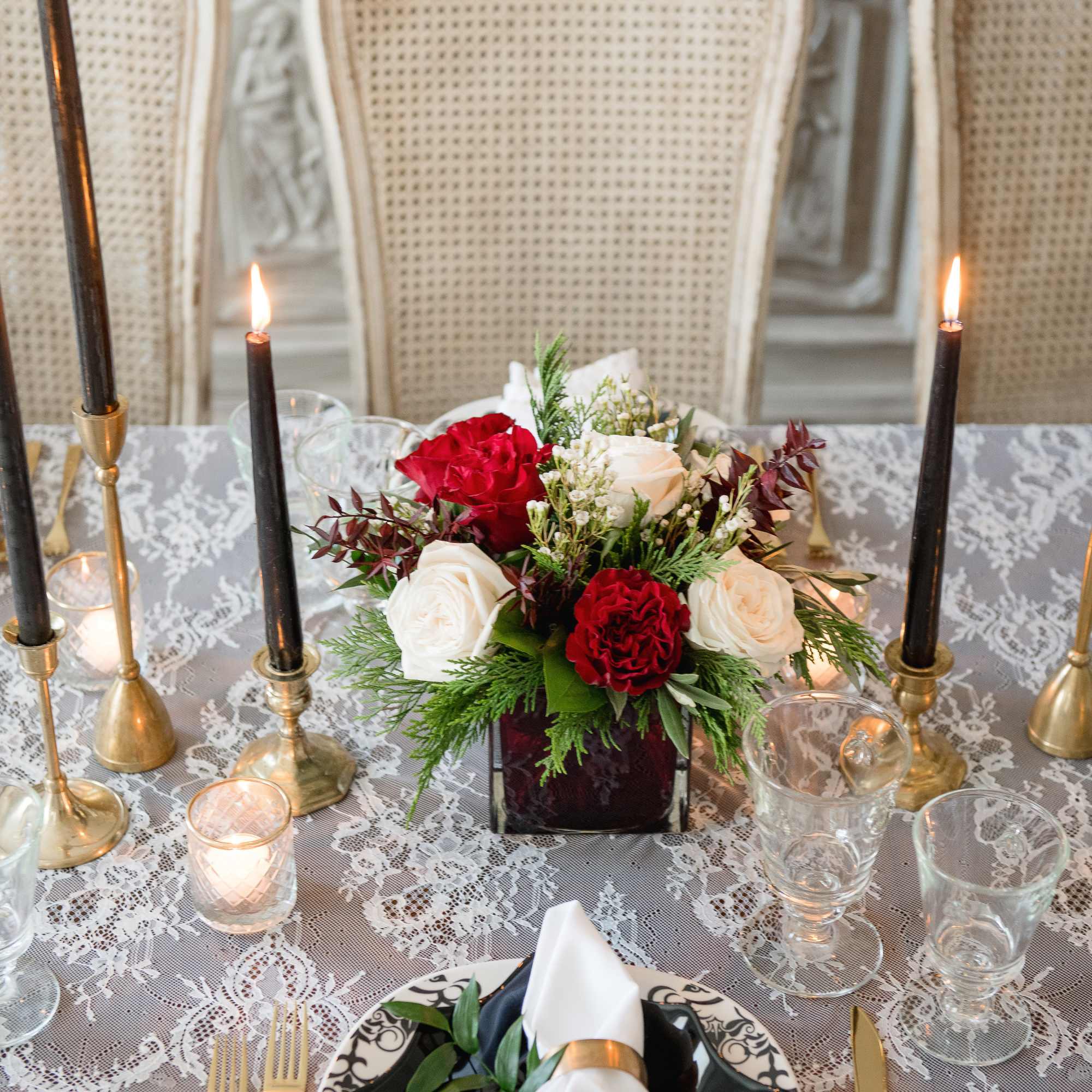 All the colors of the holiday season in this timeless design! A