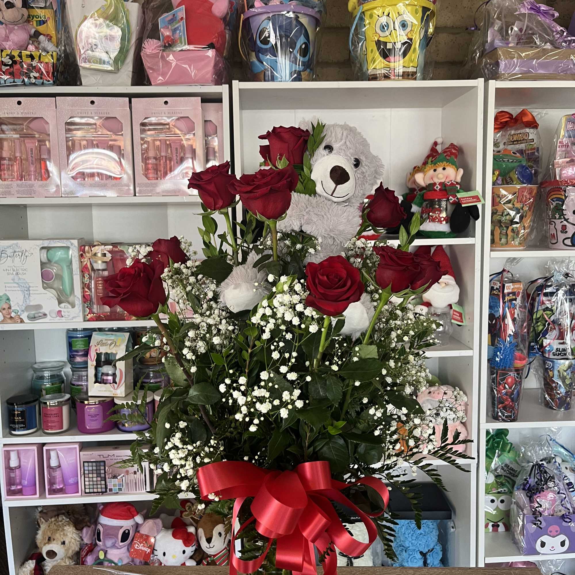 fresh 12 roses in vase with gray bear 