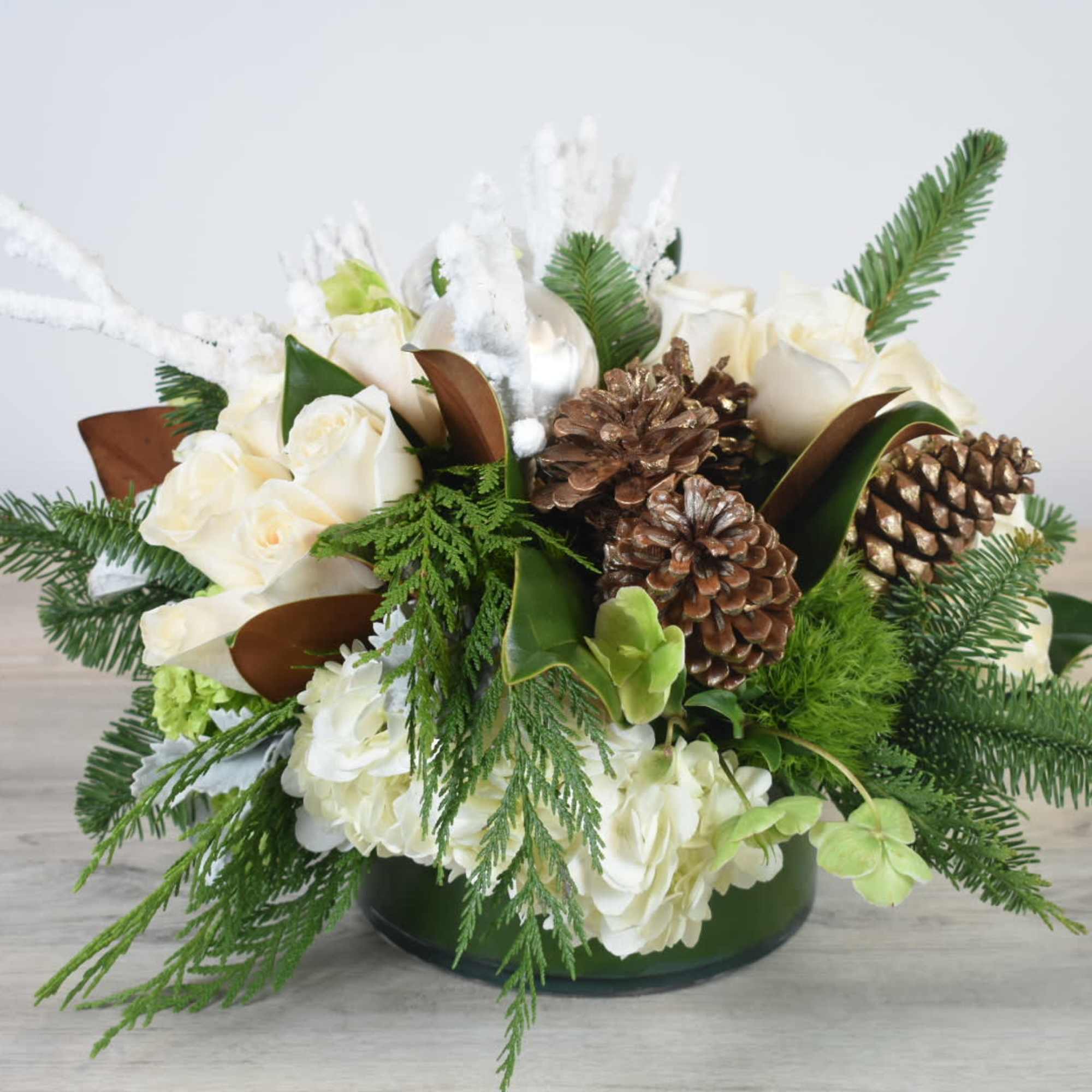 This Holiday Greetings floral design,
Comes in a low cylinder glass vase, White