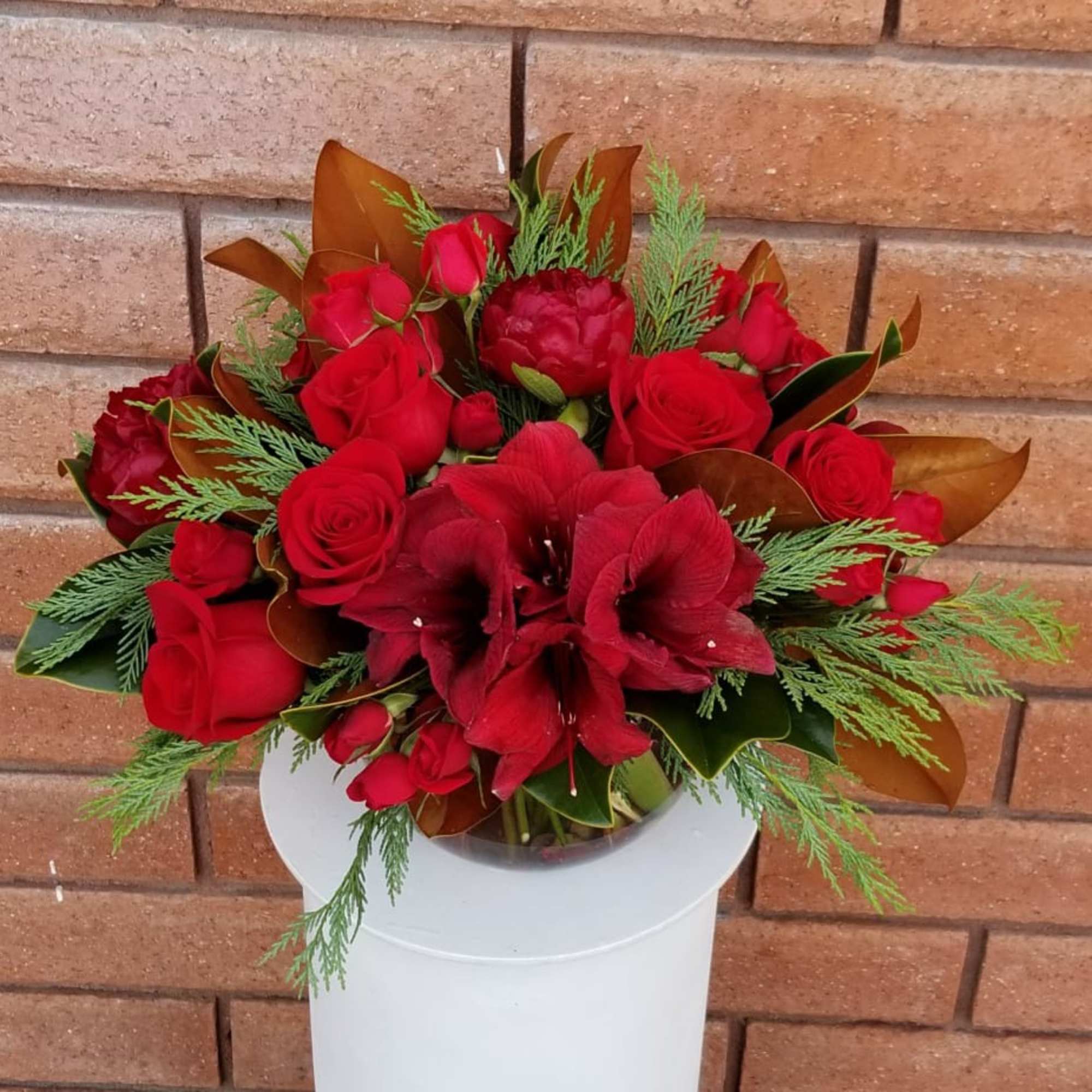 Bursting With Love &ndash; Seasonal Holiday Floral Arrangement

Celebrate the season with our