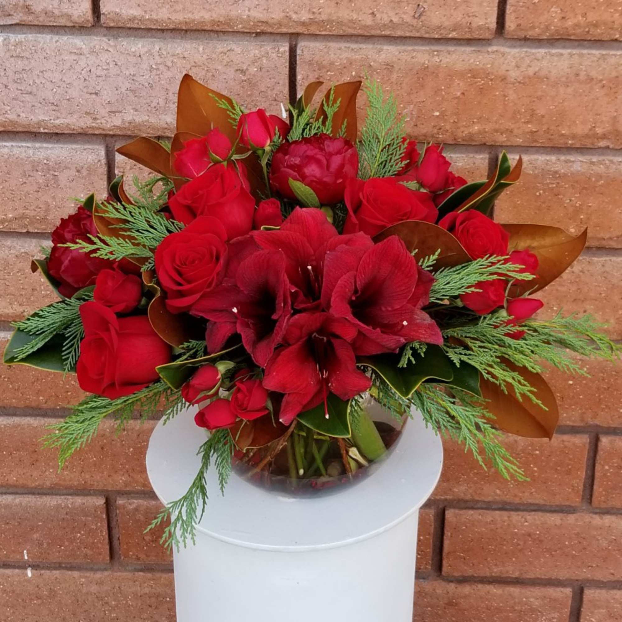 Bursting With Love &ndash; Seasonal Holiday Floral Arrangement

Celebrate the season with our
