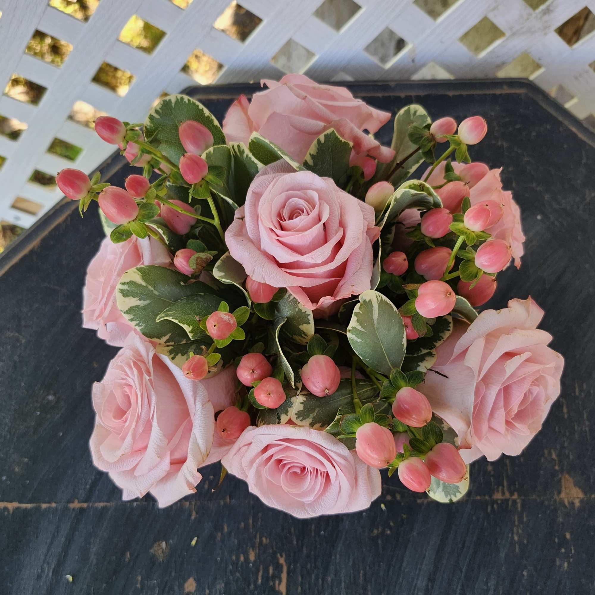 Small pink rose arrangement with pink coffee bean. 7 roses fresh tea