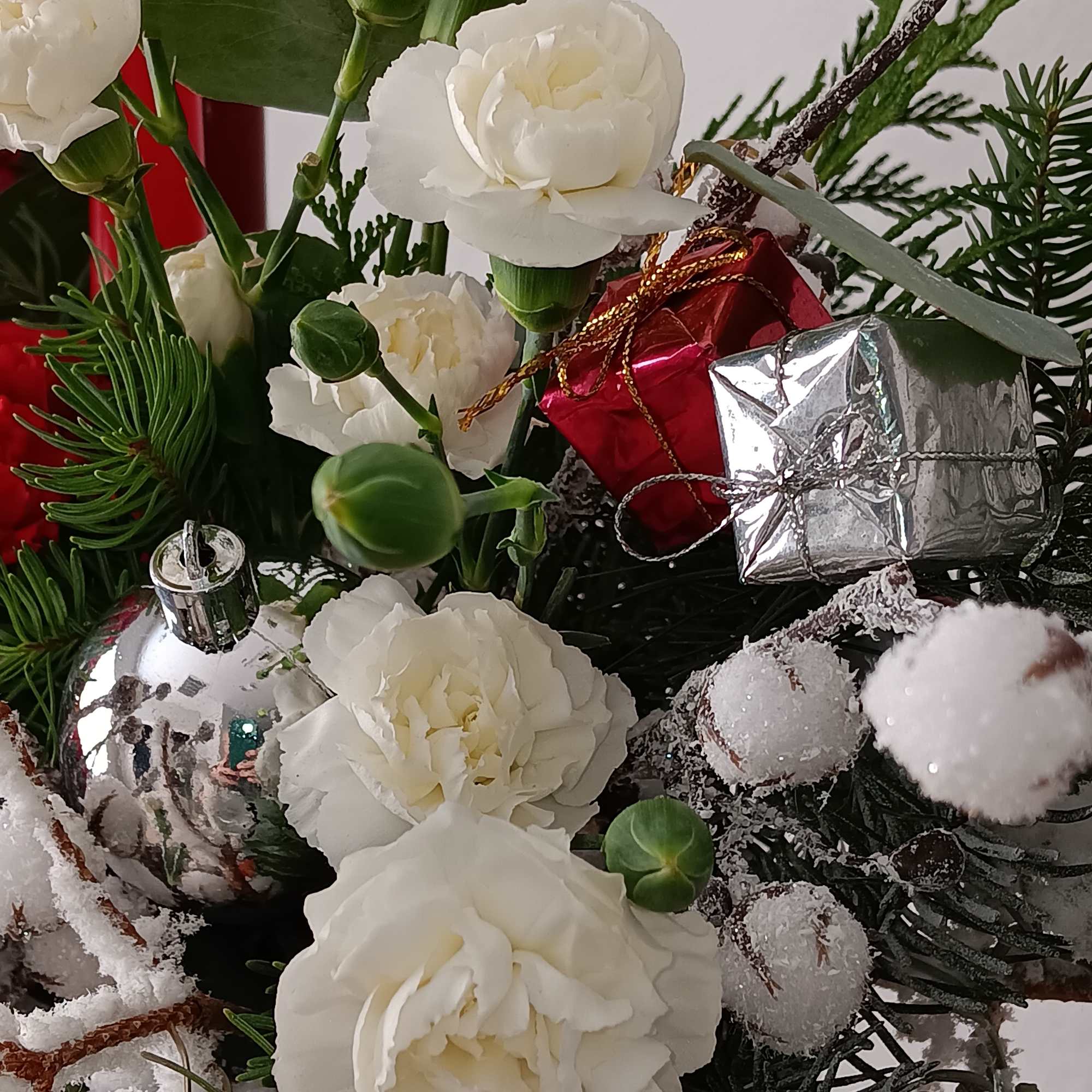 A magnificent arrangement for any holiday event. As a beautiful Christmas centerpiece