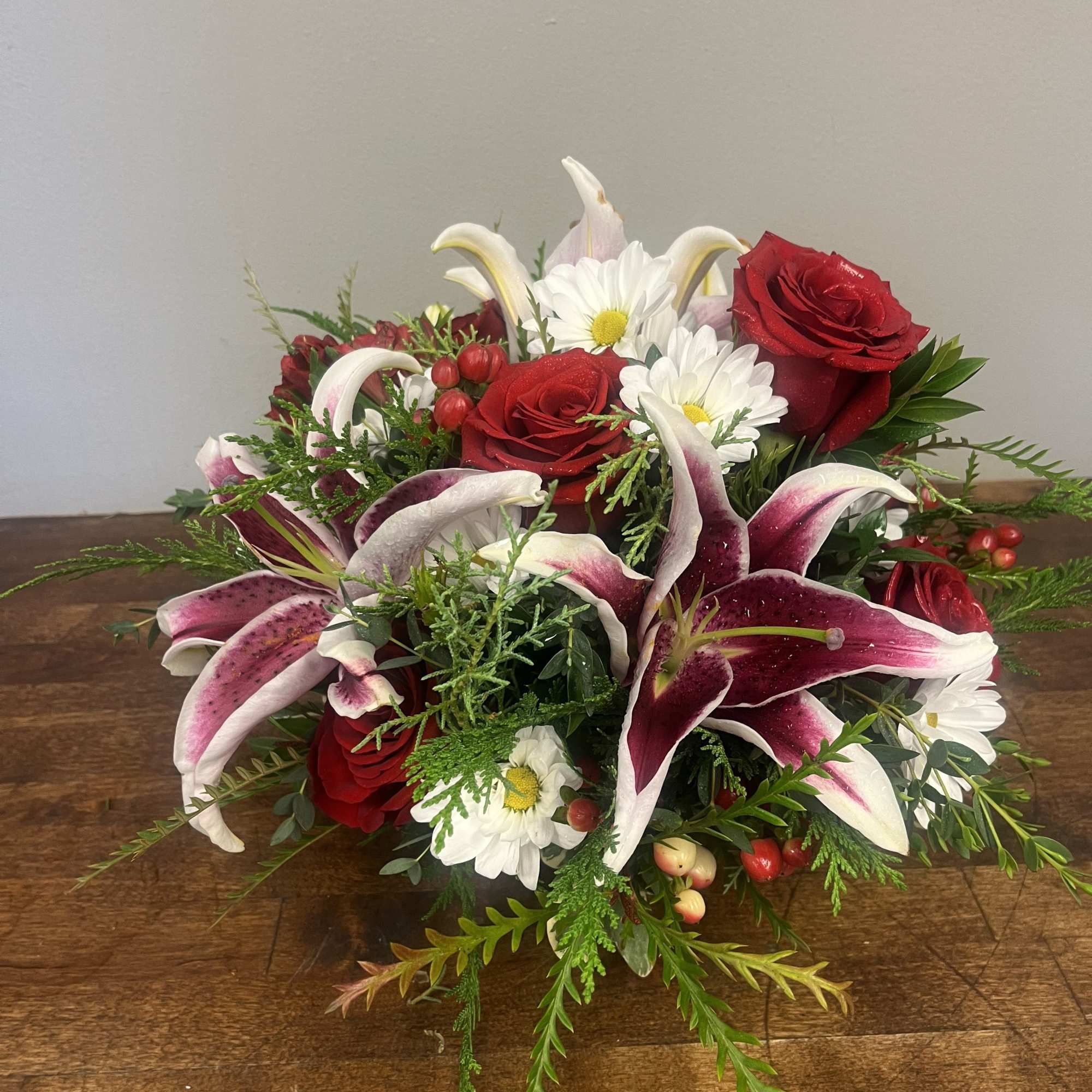 A centerpiece with the colors of the season and the fragrance of