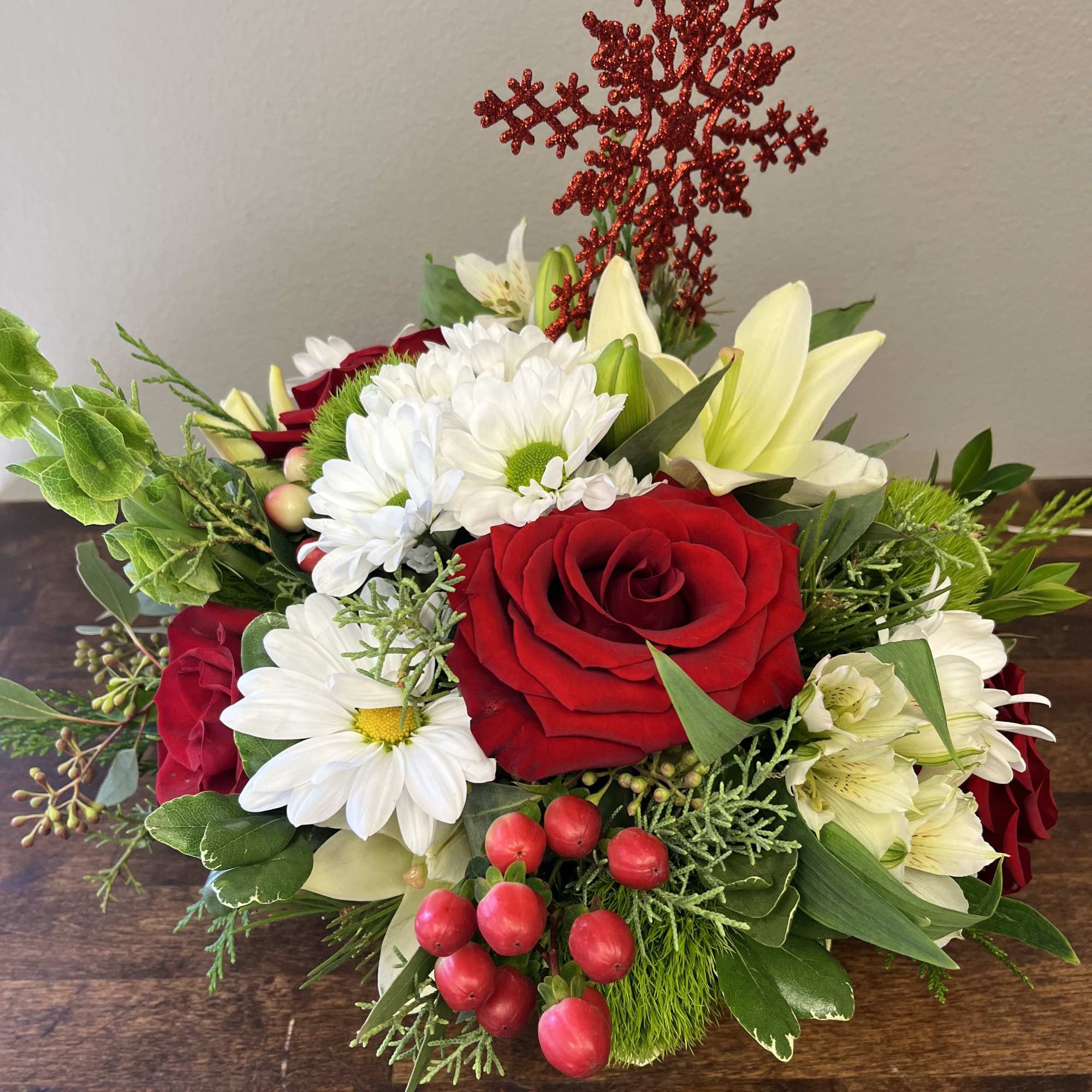 A centerpiece with the colors of the season and the fragrance of