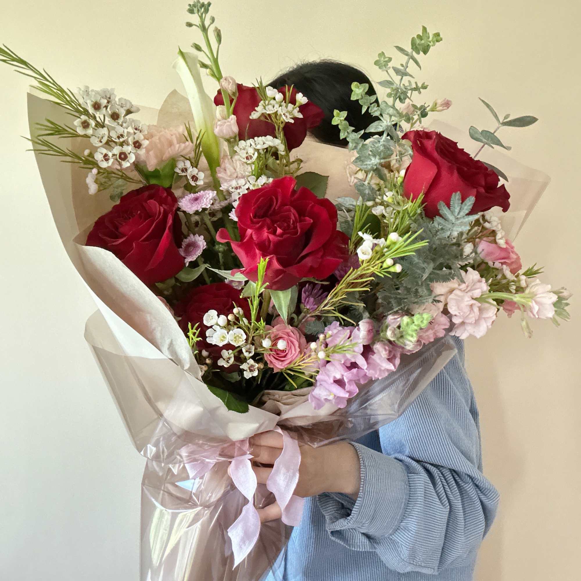 The bouquet is for those who love red roses! Perfect for anniversary