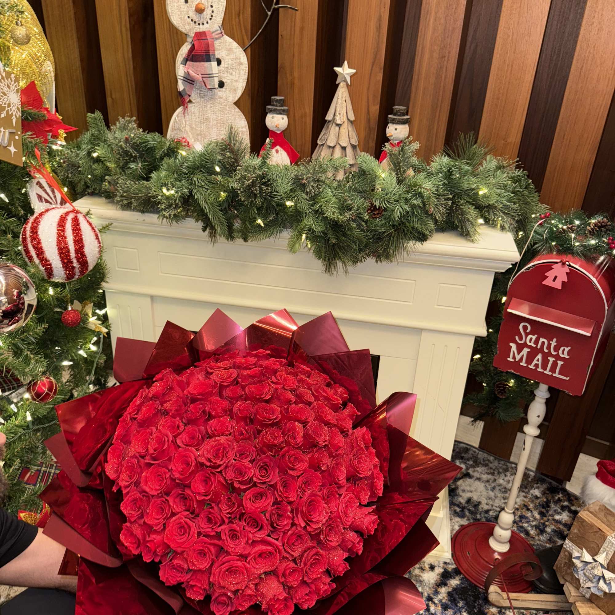 Un bouquet especial de Navidad elaborado con rosas rojas frescas y envuelto